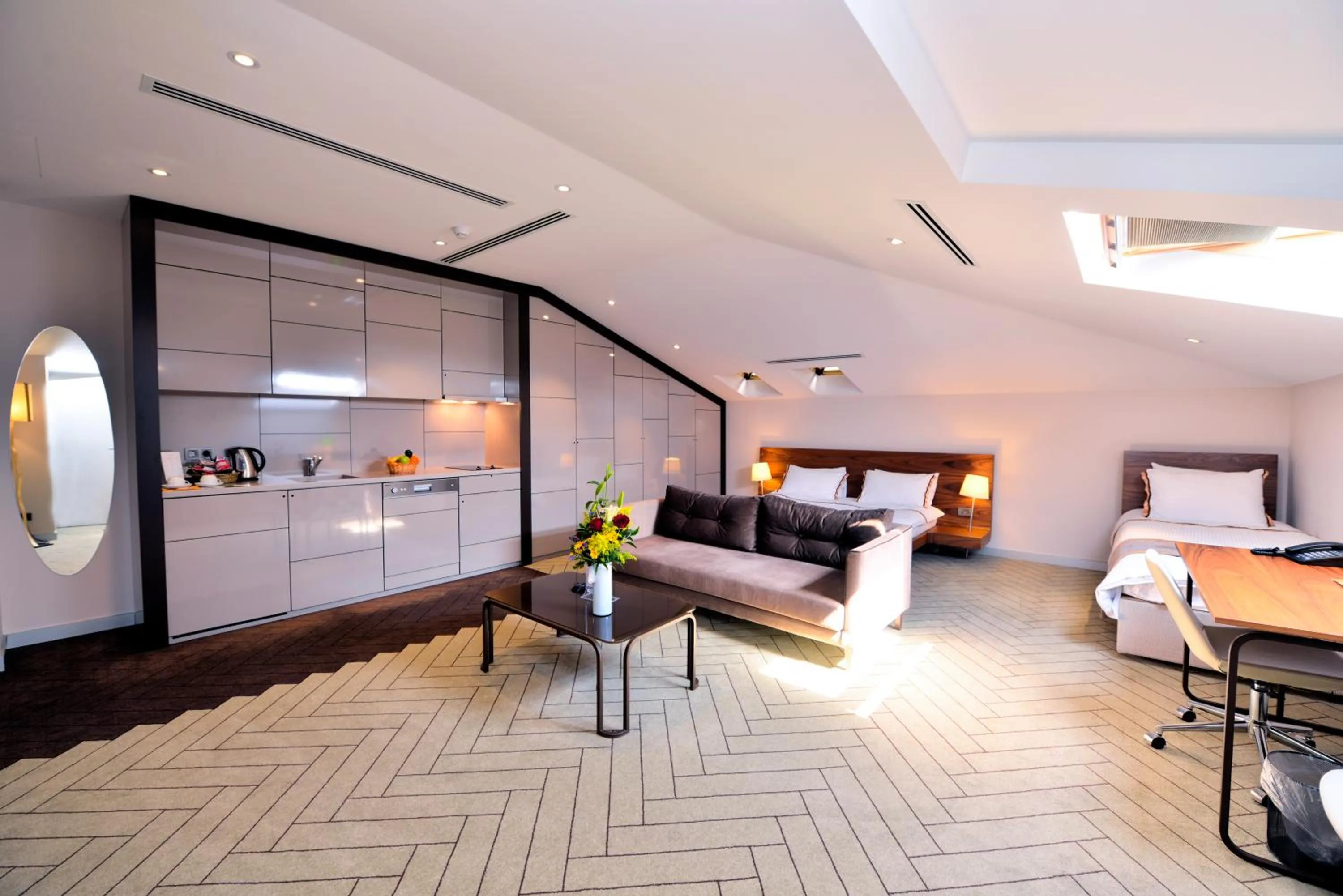 Seating area, Bed in Upsuites Hotel