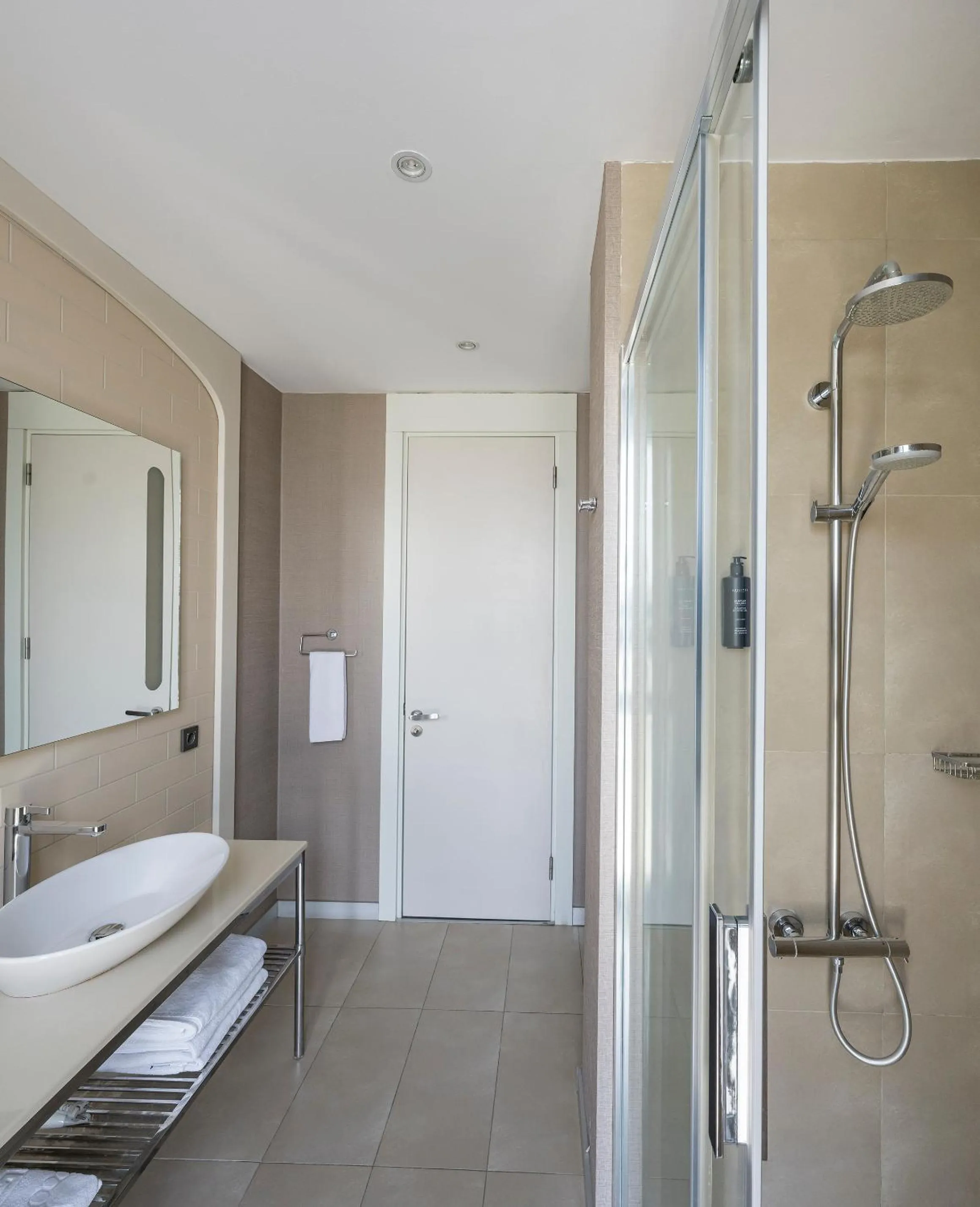 Shower in Upsuites Hotel