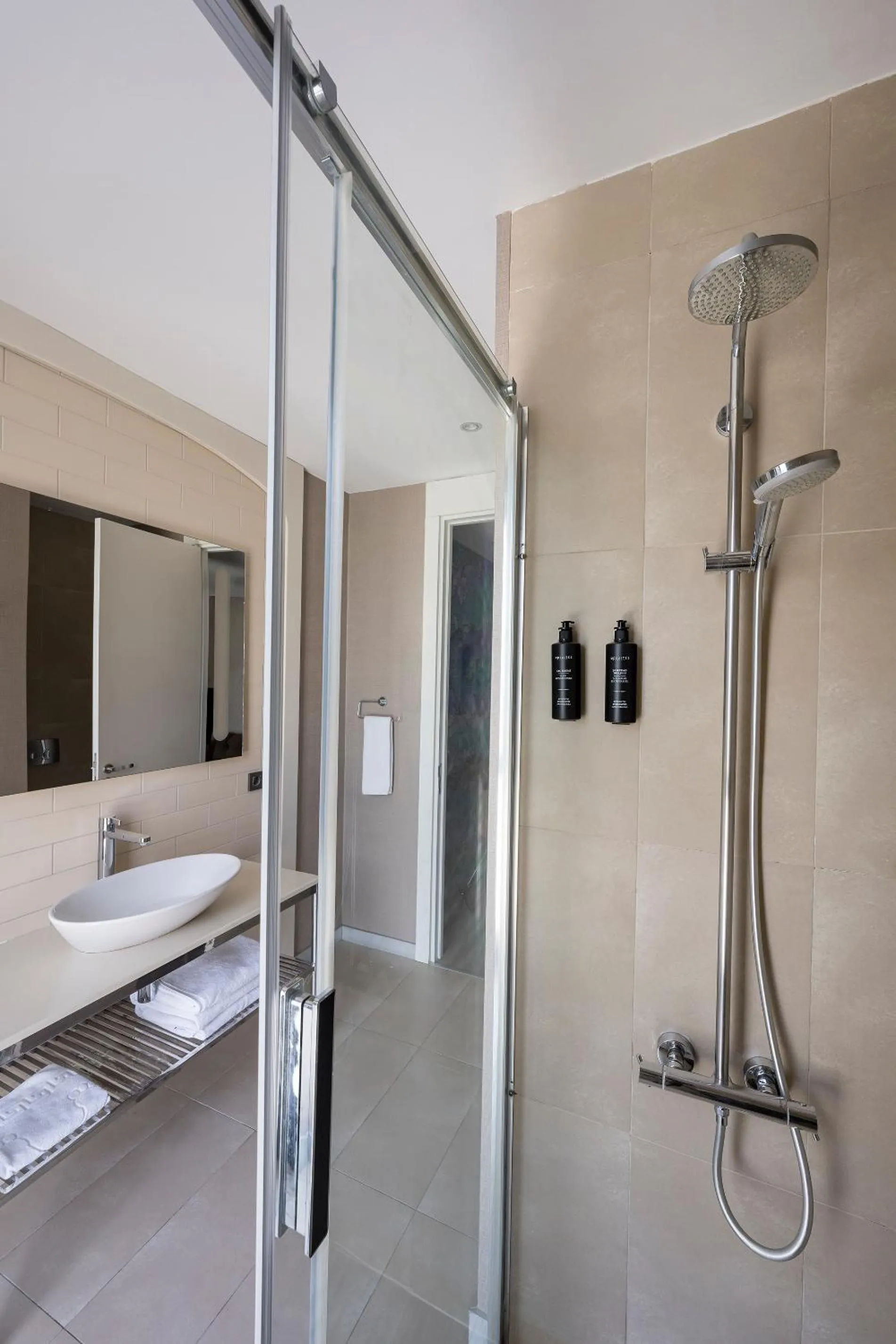 Shower in Upsuites Hotel