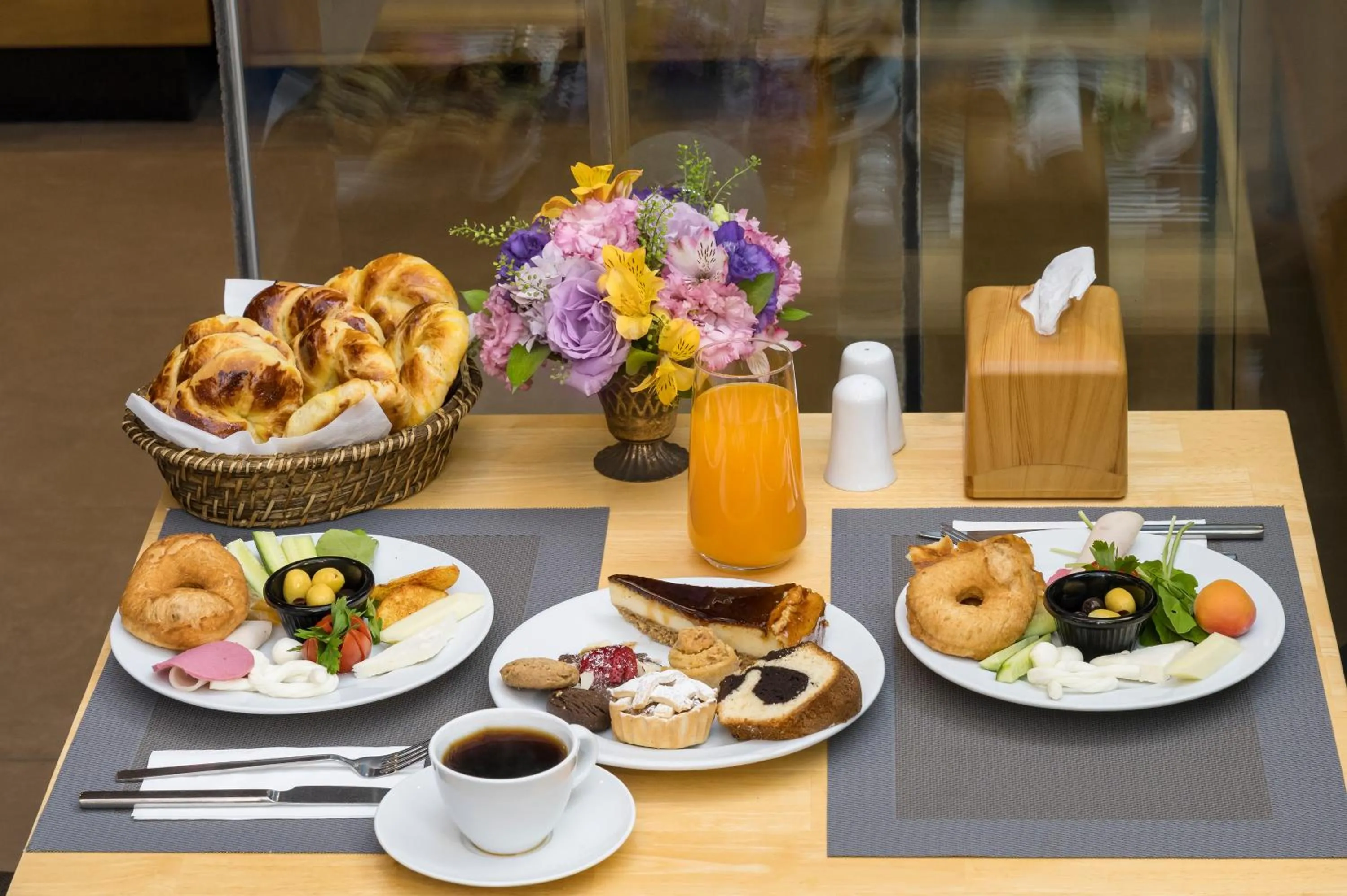 Food and drinks in Upsuites Hotel