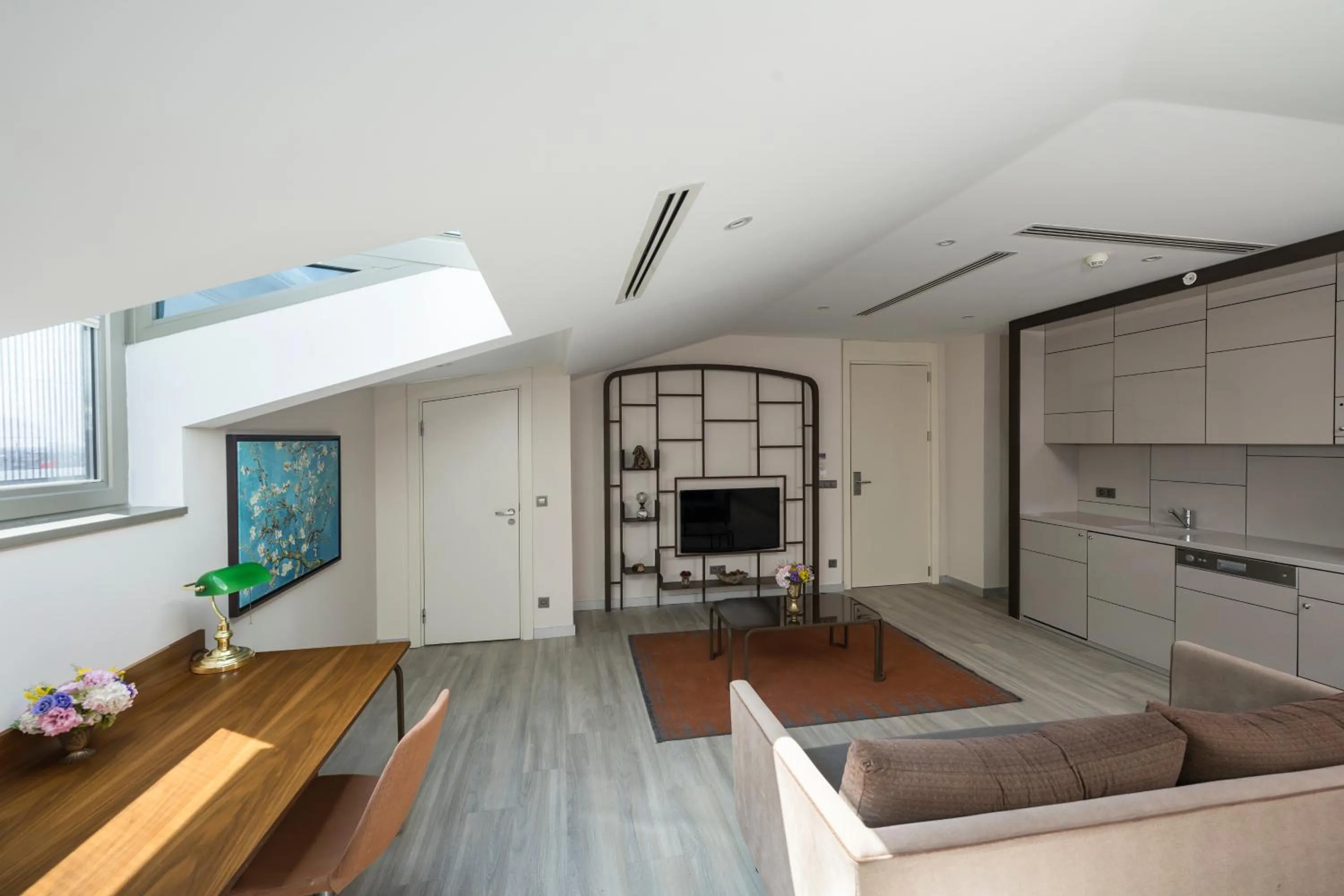 TV and multimedia in Upsuites Hotel