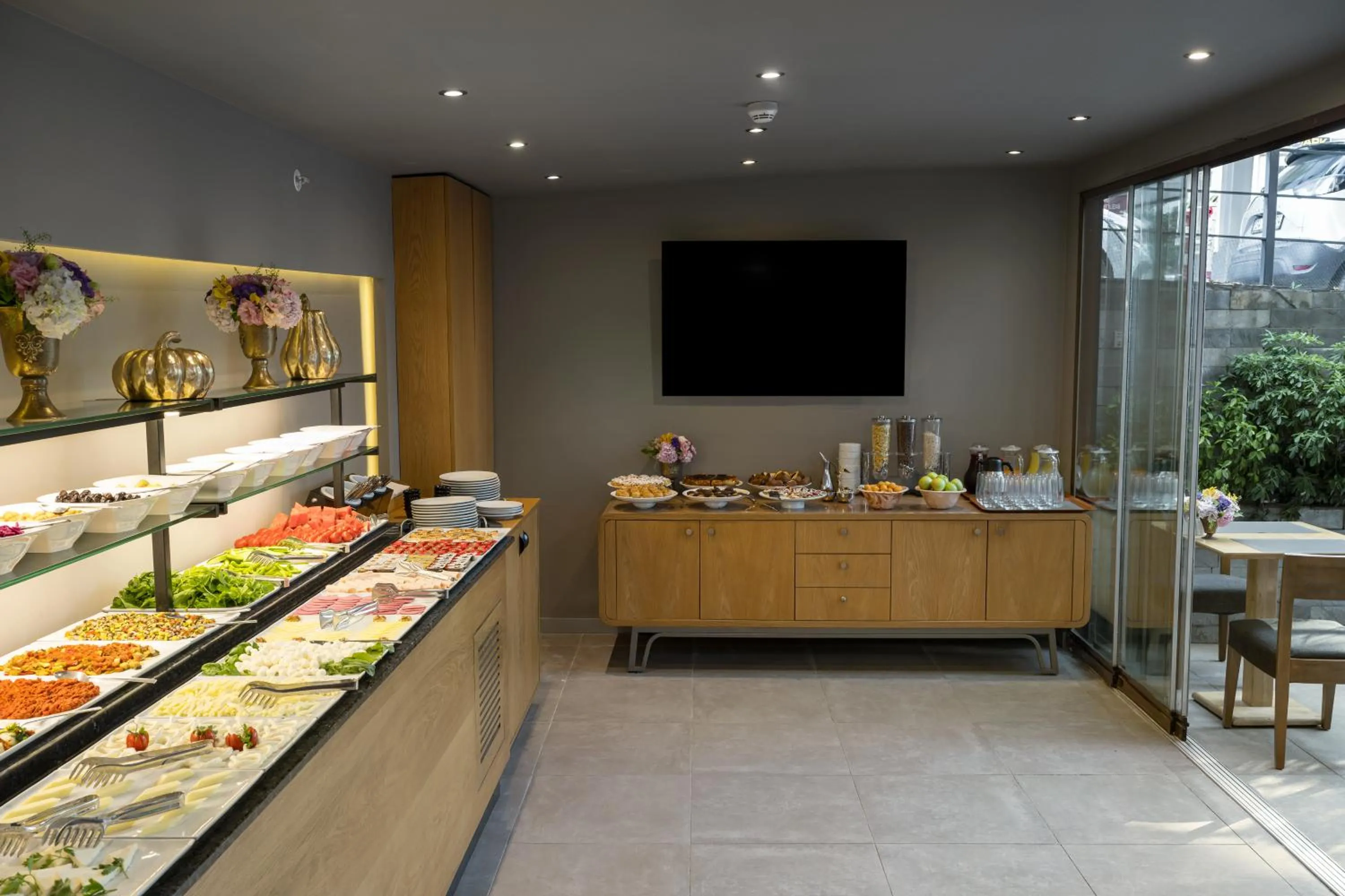 Buffet breakfast in Upsuites Hotel