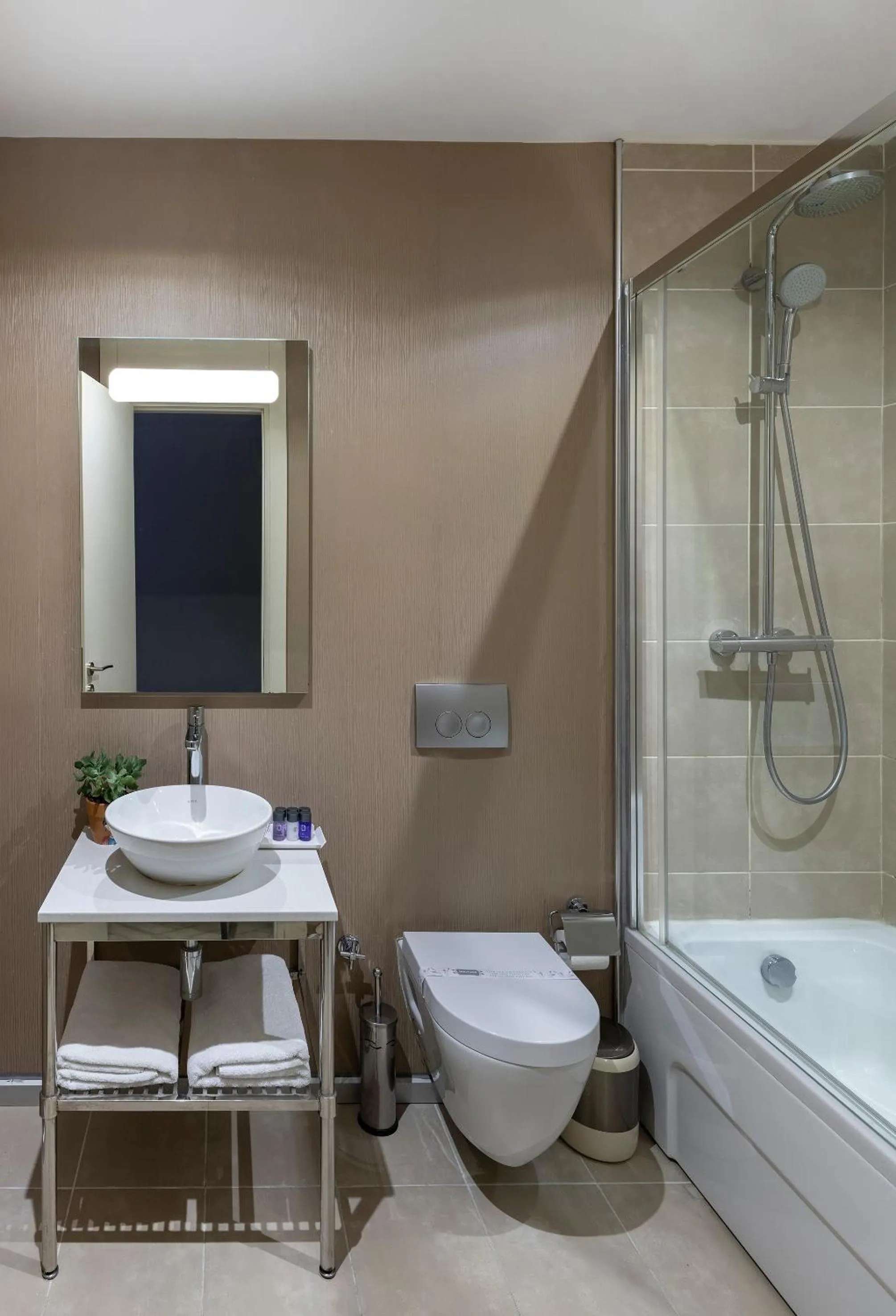 Toilet in Upsuites Hotel