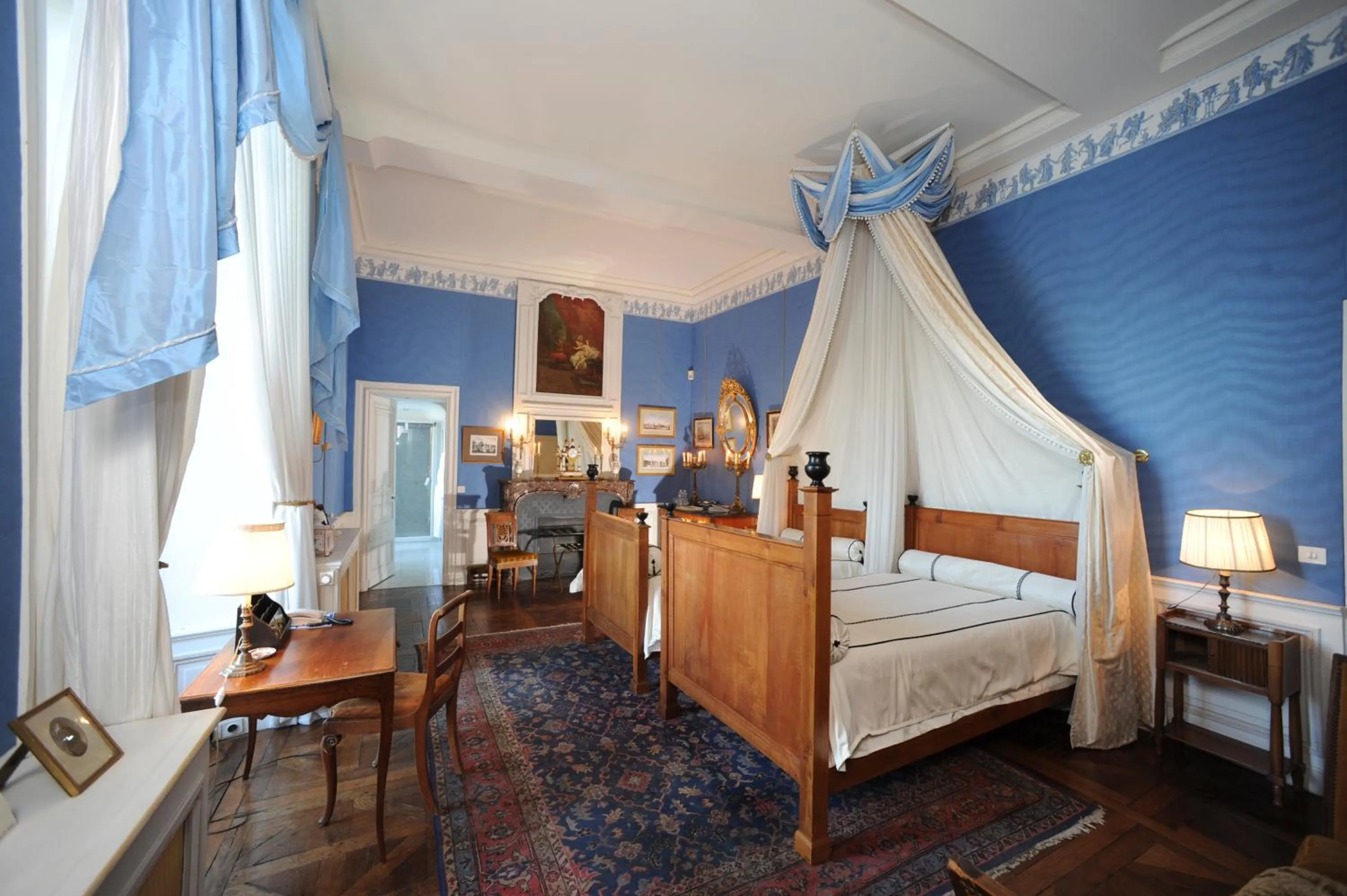 Photo of the whole room, Bed in Chateau de Canisy