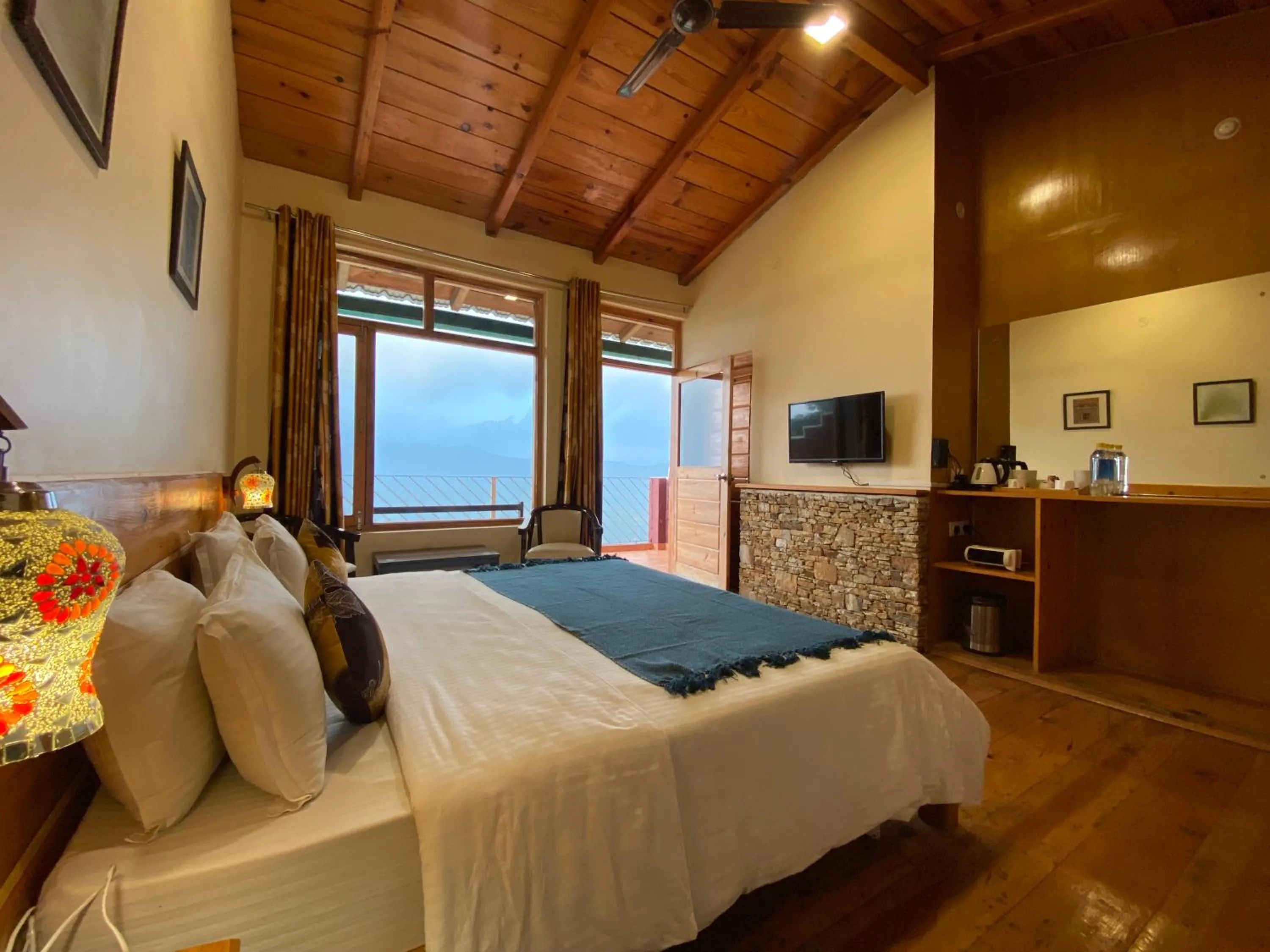 Photo of the whole room, Bed in Yak and Yeti Inn