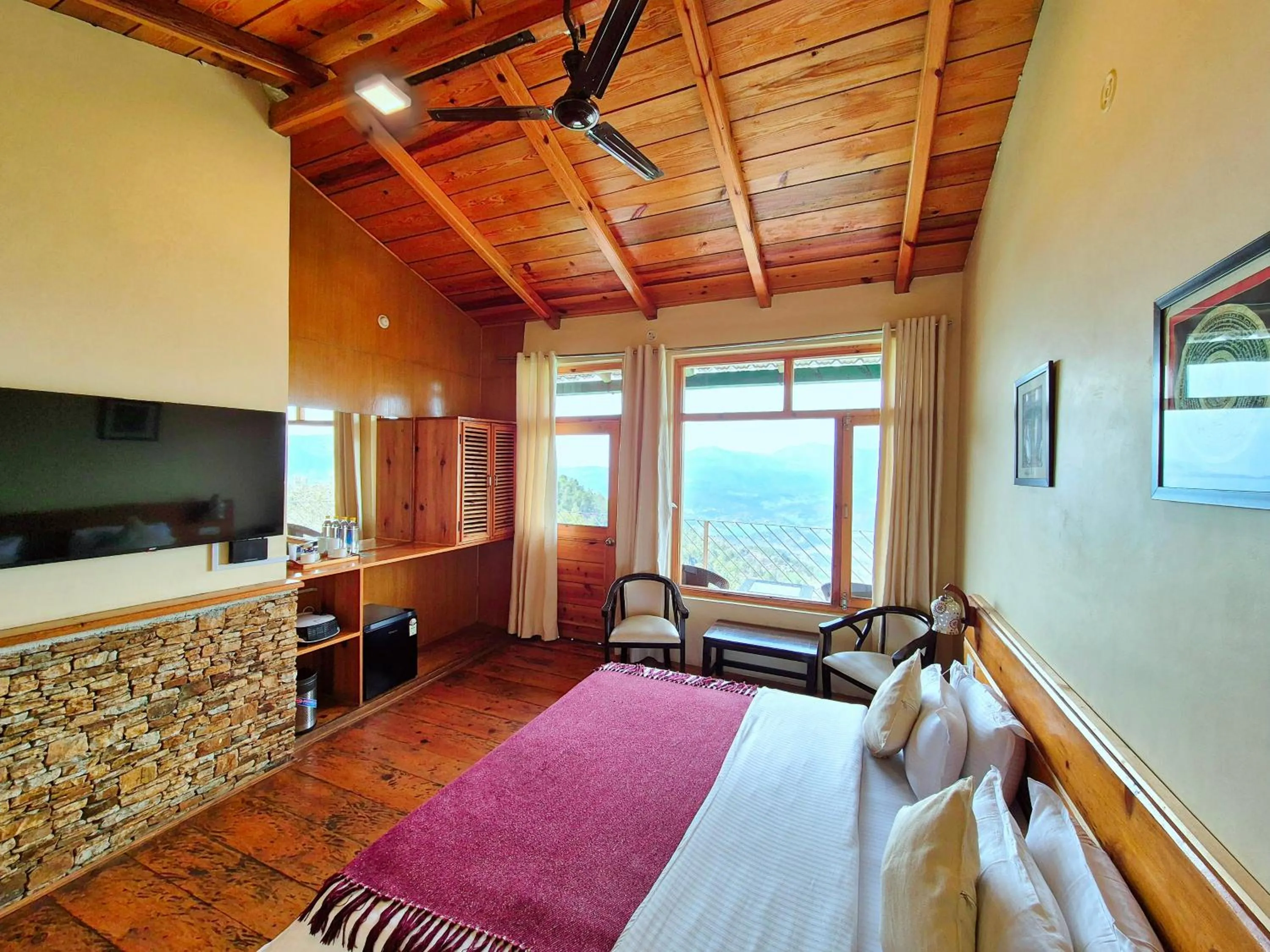 Photo of the whole room, Bed in Yak and Yeti Inn