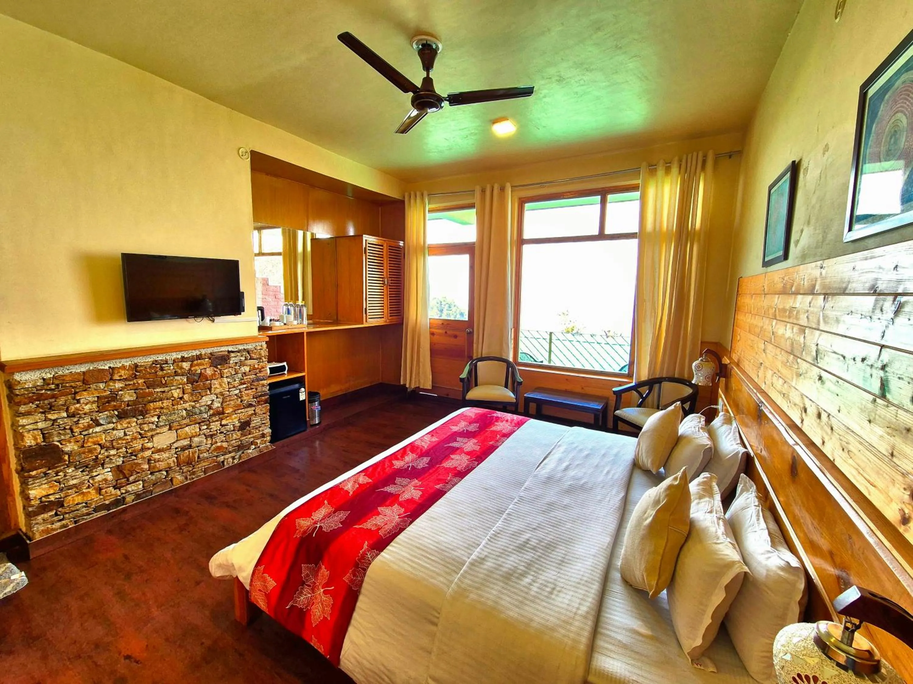 Photo of the whole room, Bed in Yak and Yeti Inn