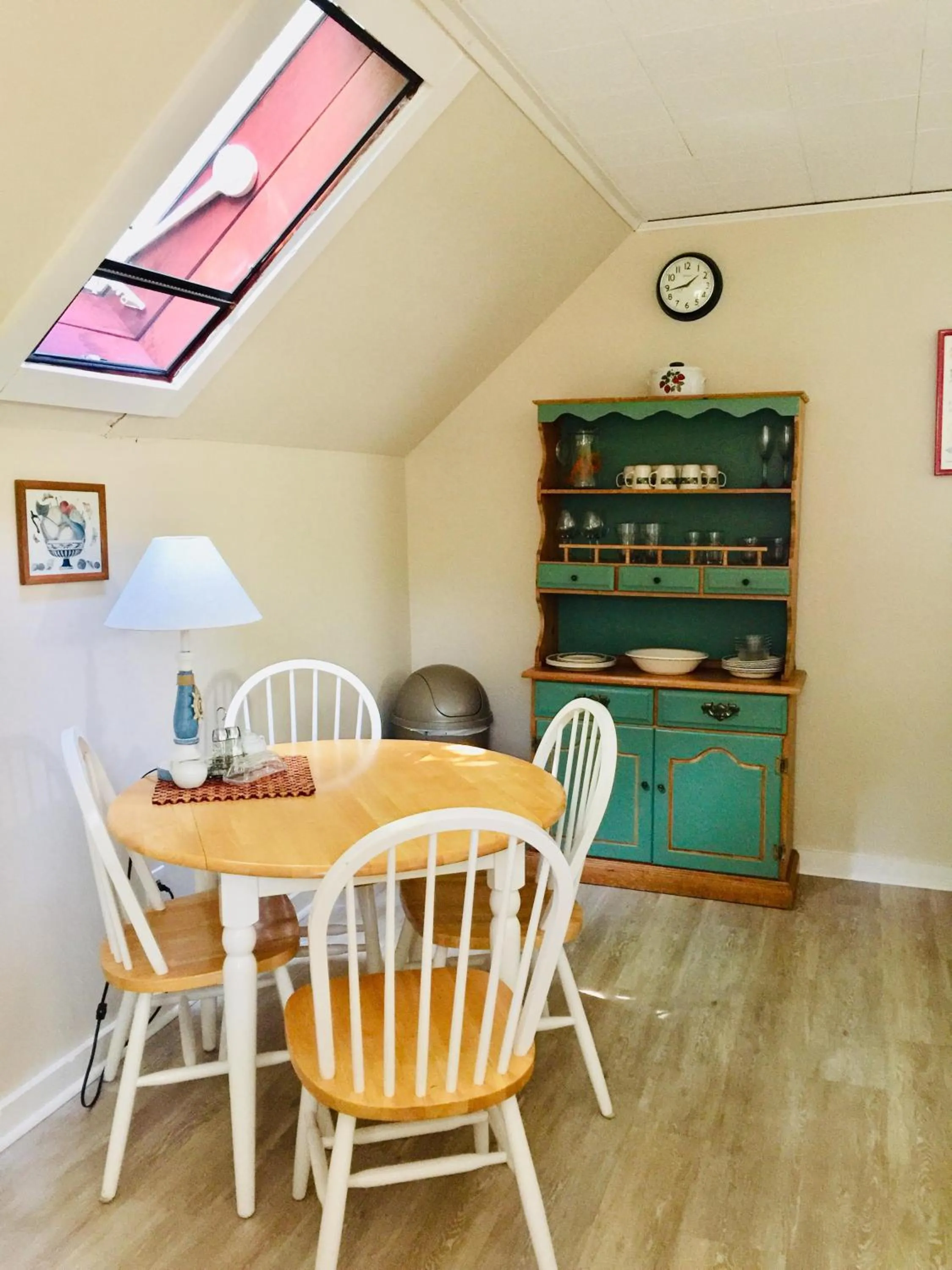 Kitchen or kitchenette in Sesuit Harbor House