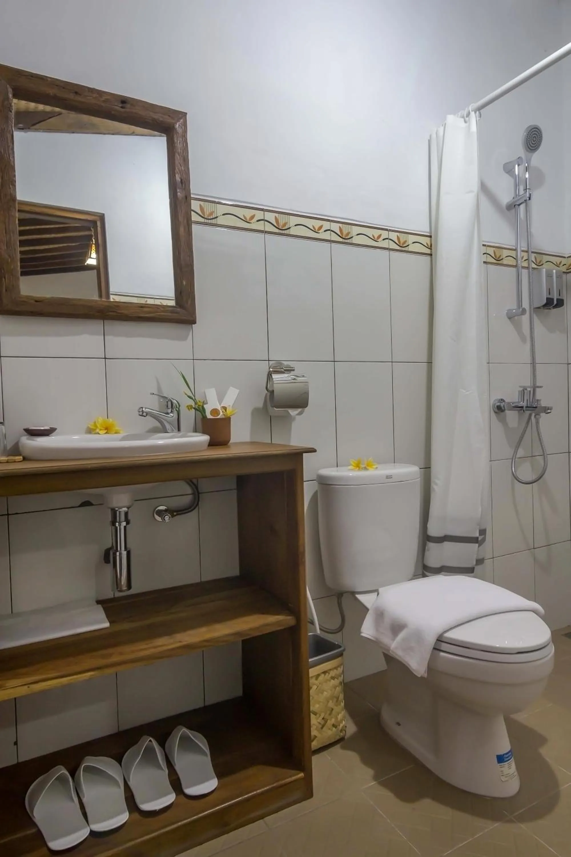 Shower in The Omah Borobudur