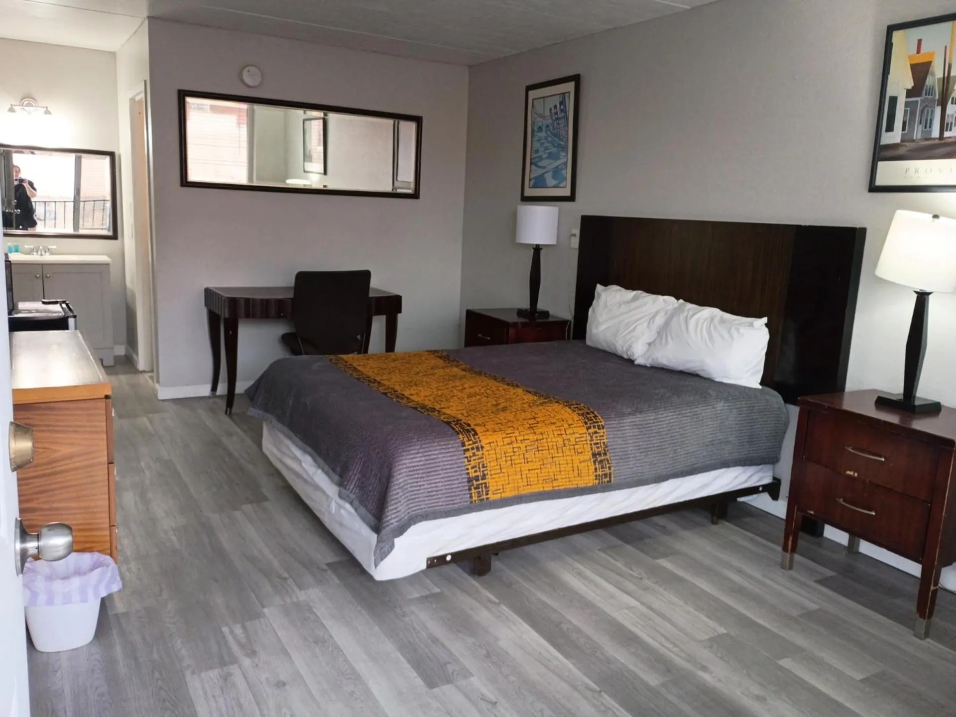 Bed in APM Inn and Suites