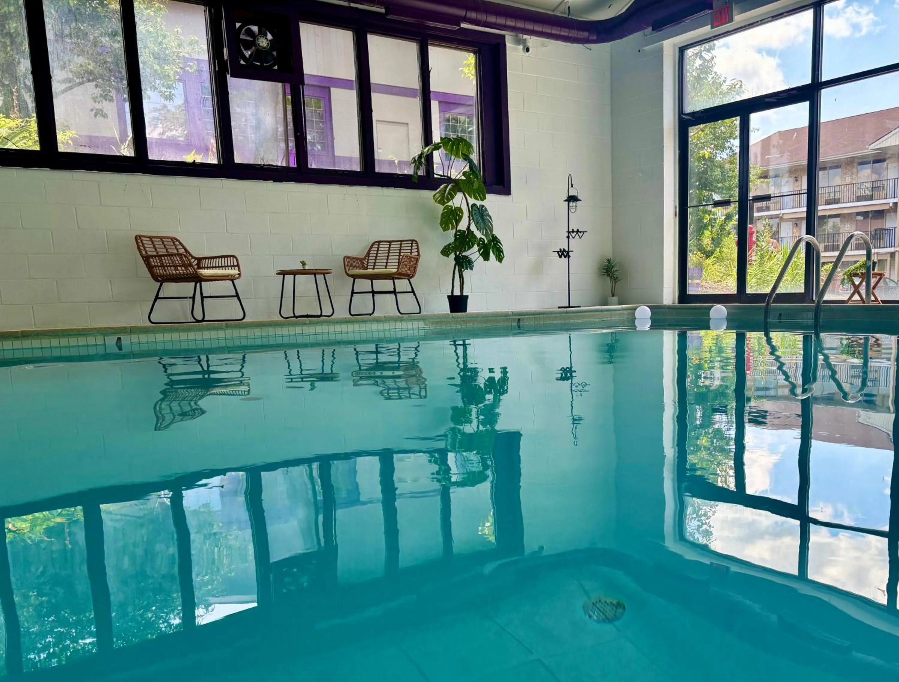 Swimming pool in APM Inn and Suites