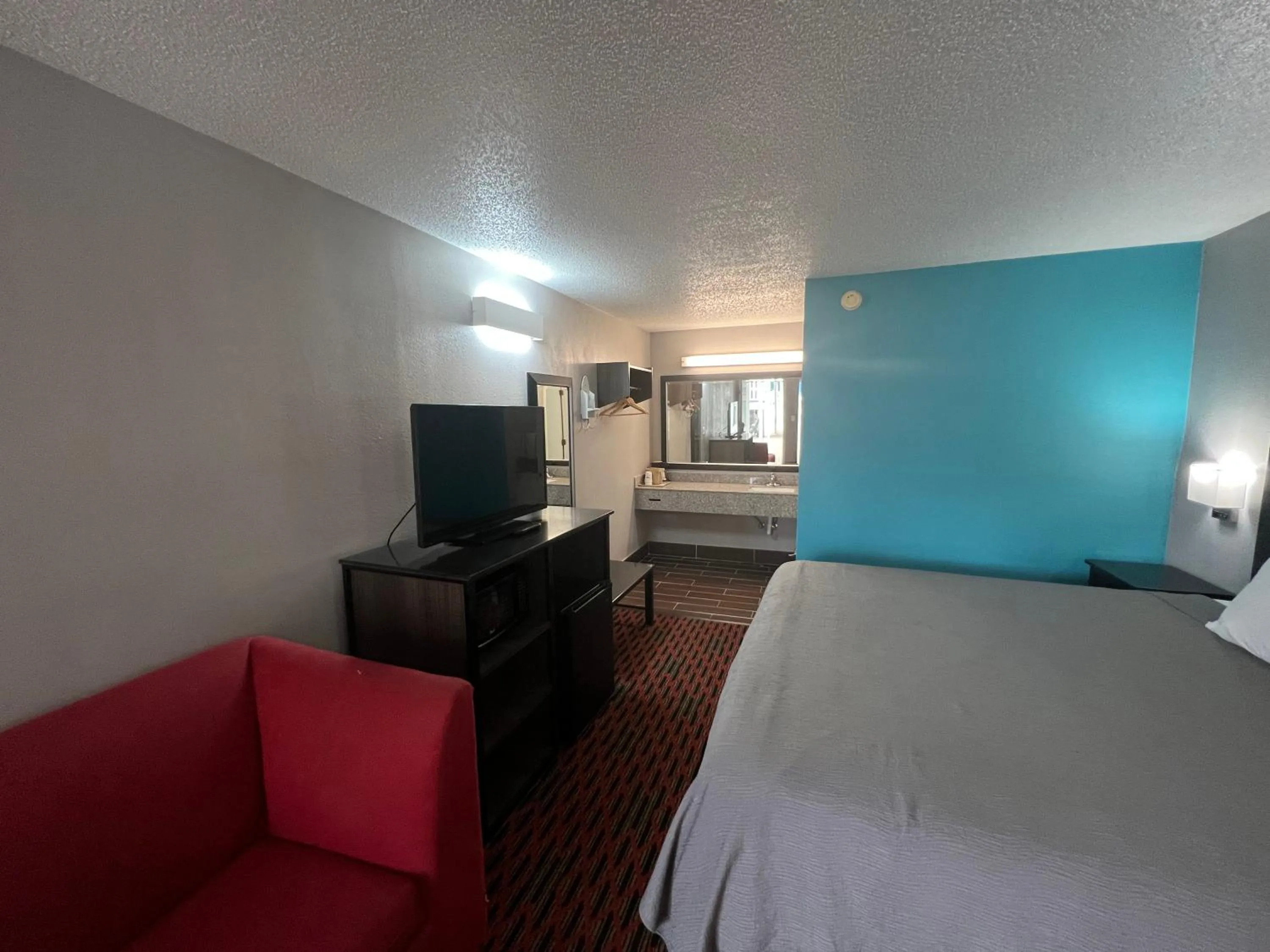 Communal lounge/ TV room, Bed in Key West Inn - Tuscumbia