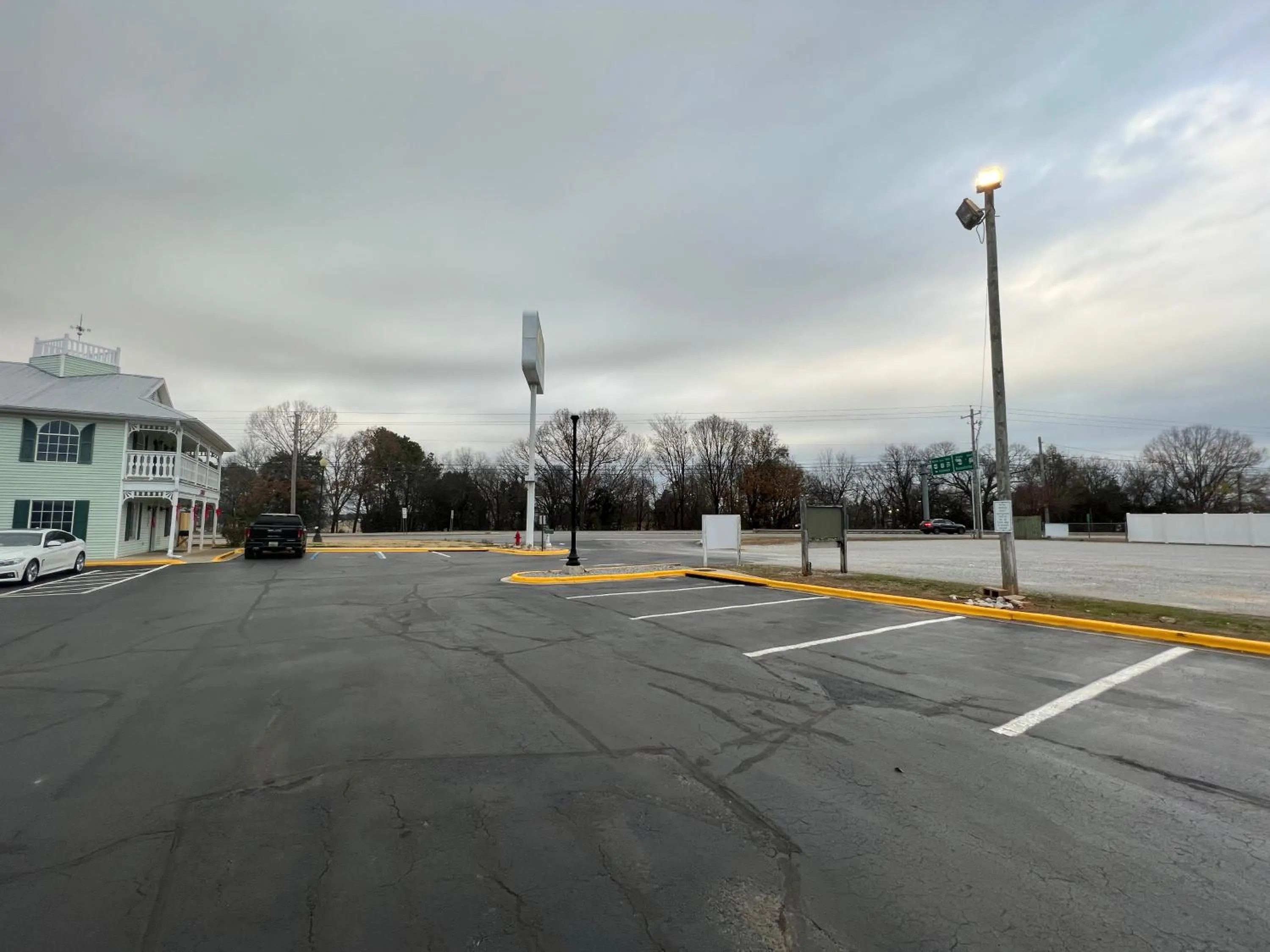 Property building in Key West Inn - Tuscumbia