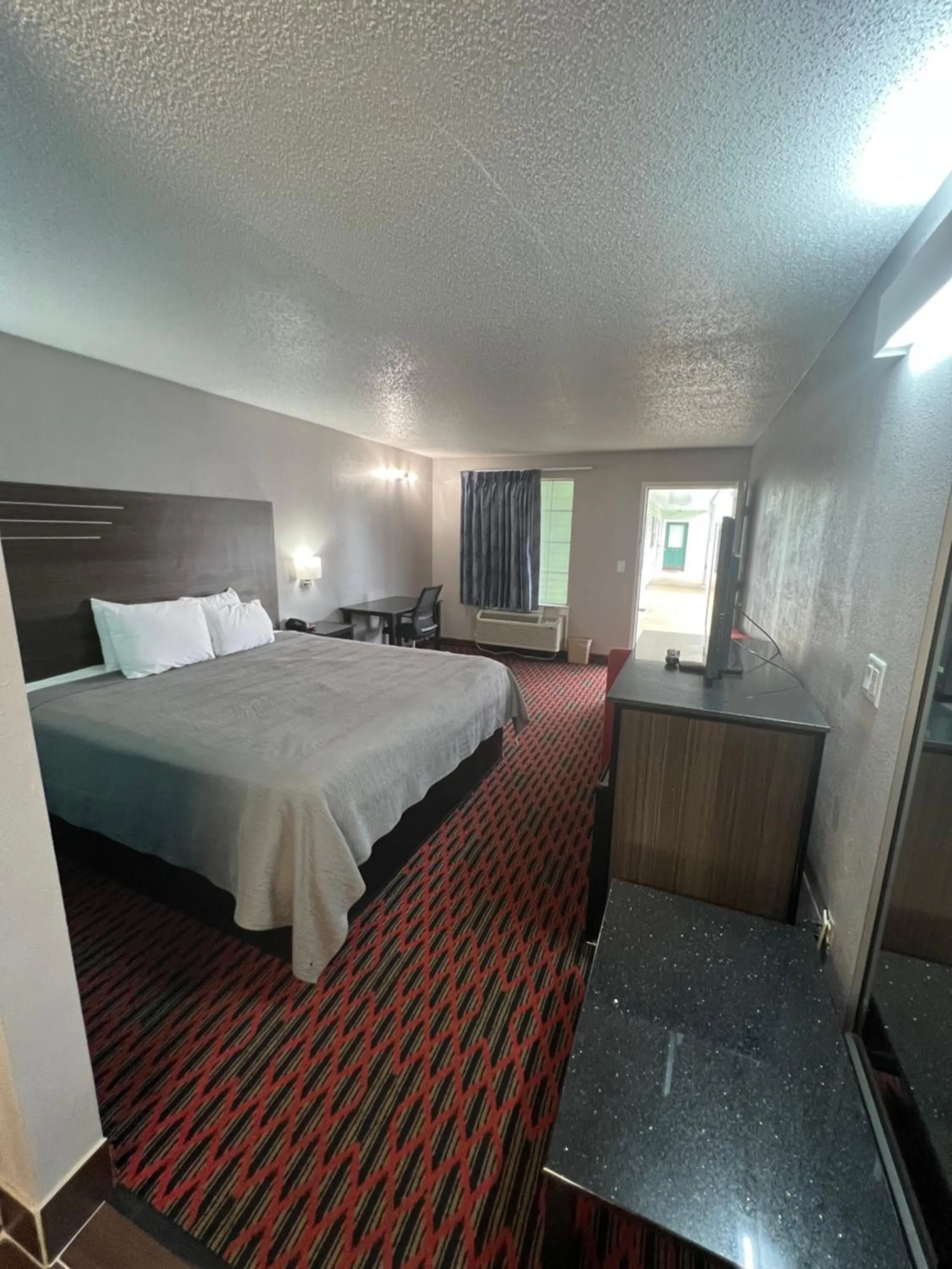 Photo of the whole room, Bed in Key West Inn - Tuscumbia