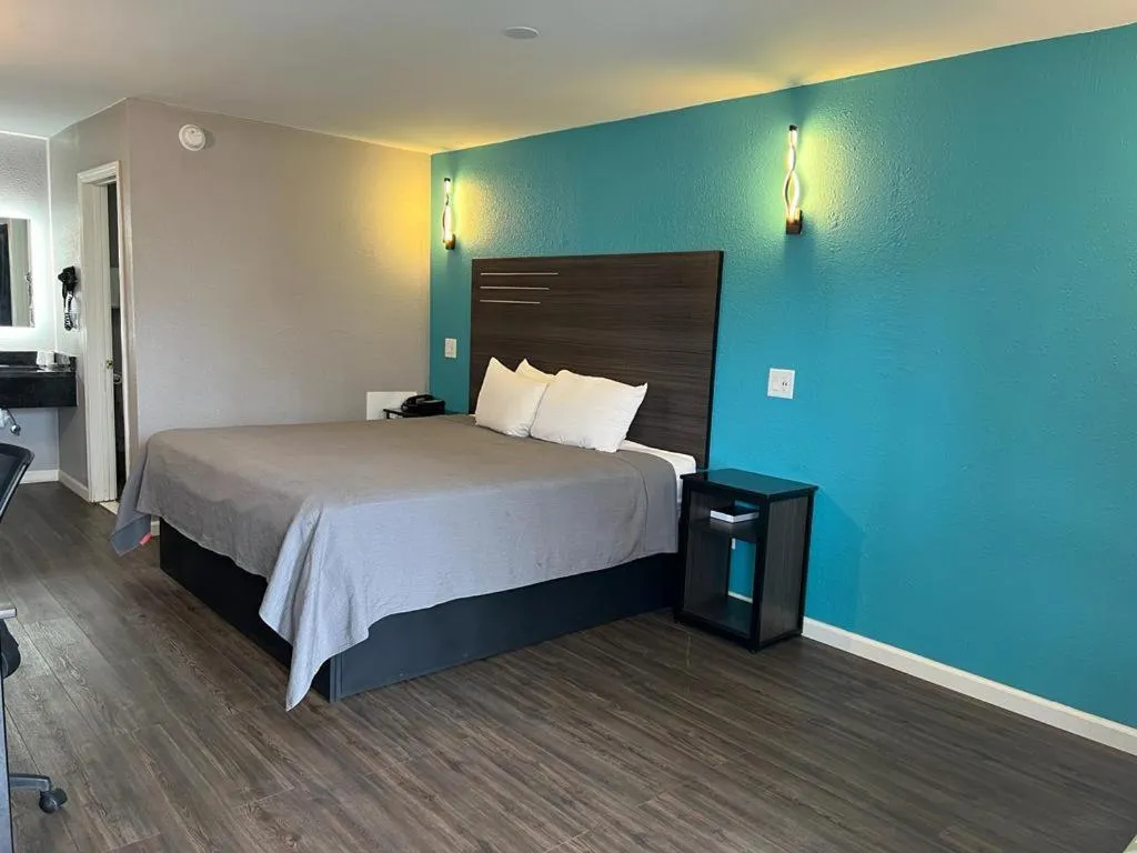 Bed in Key West Inn - Tuscumbia