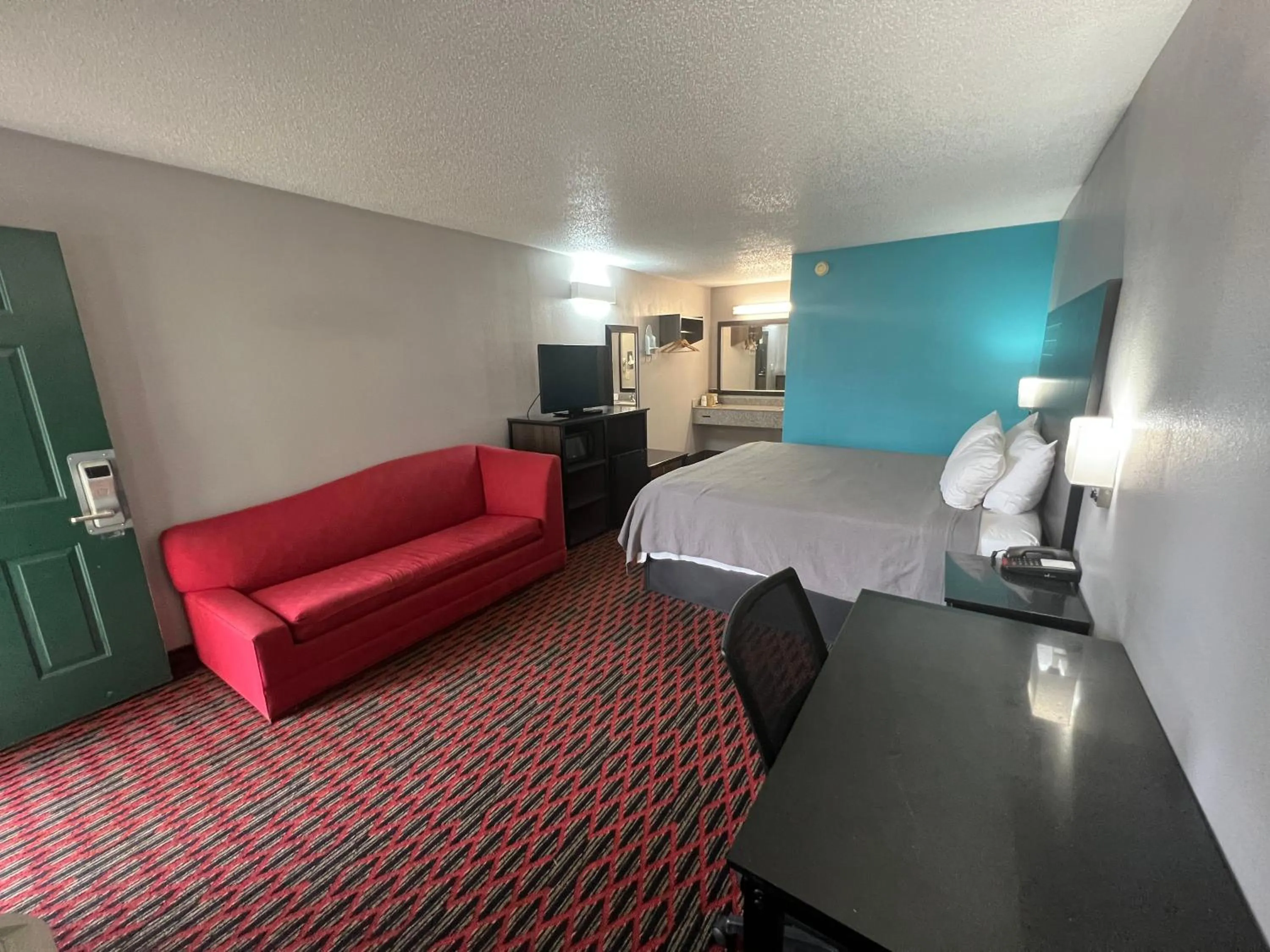 Photo of the whole room, Bed in Key West Inn - Tuscumbia