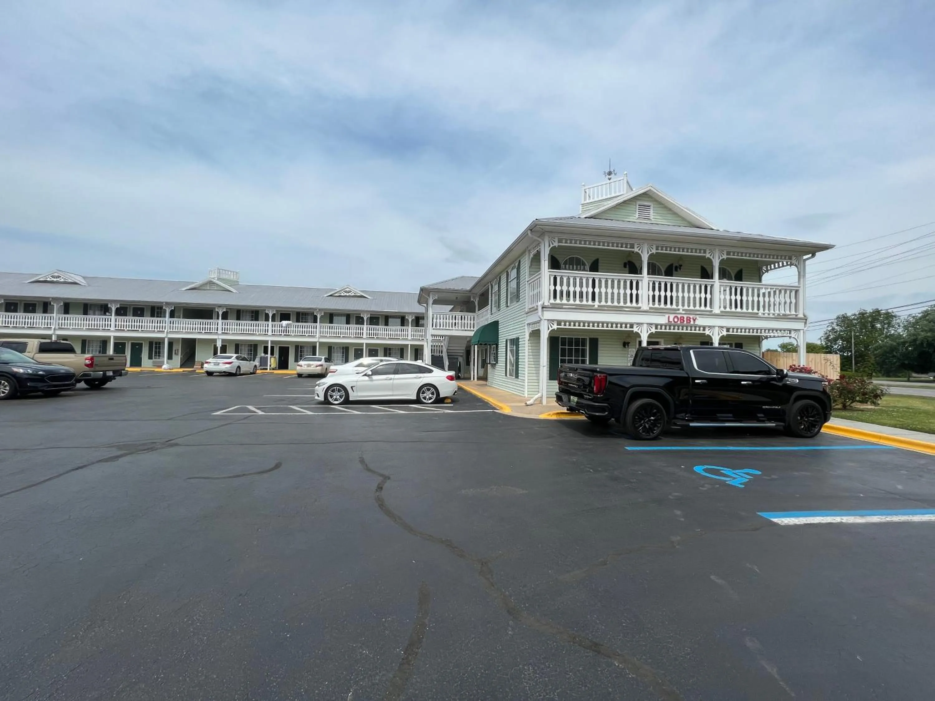 Property building in Key West Inn - Tuscumbia