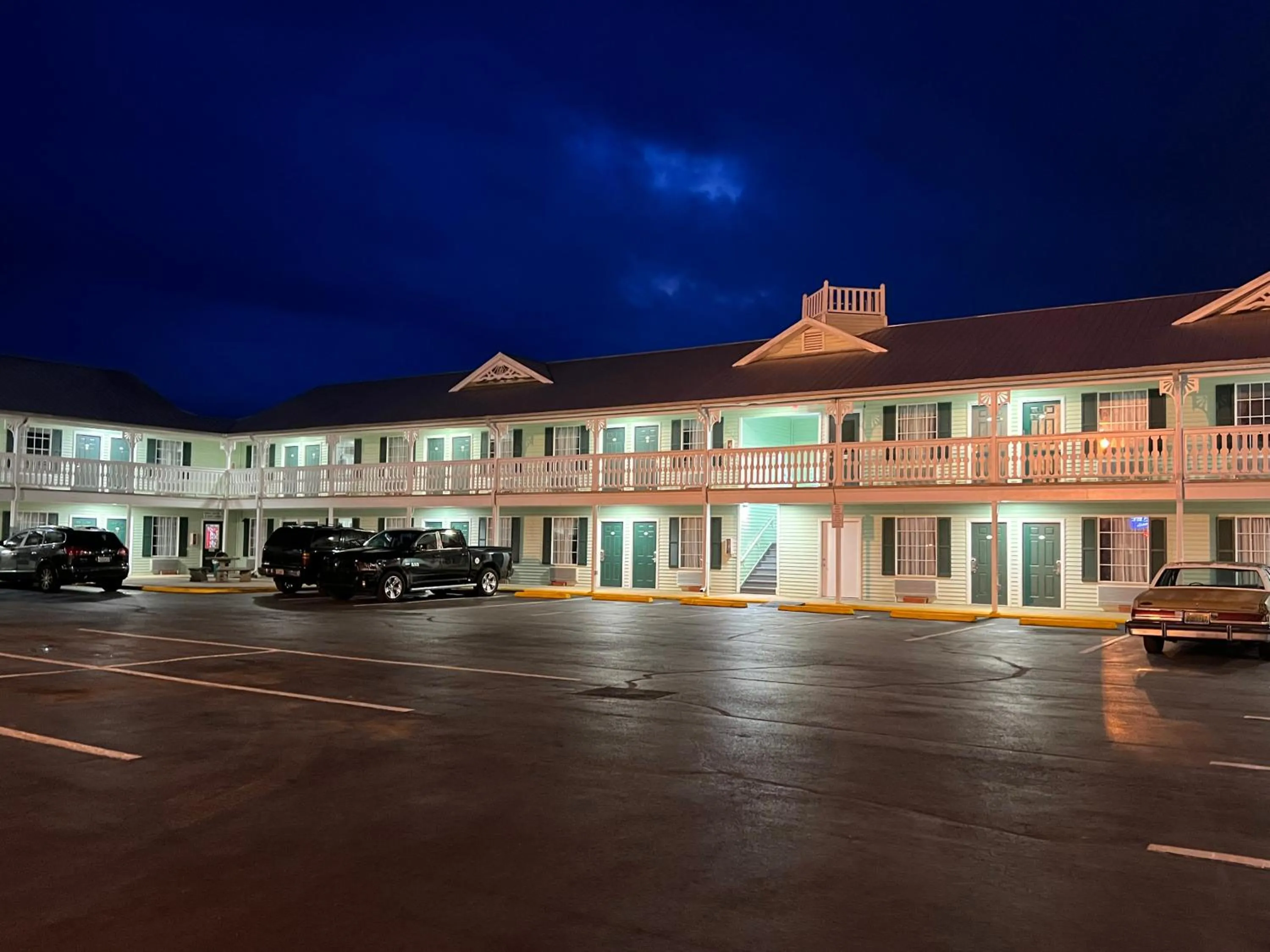 Property building in Key West Inn - Tuscumbia