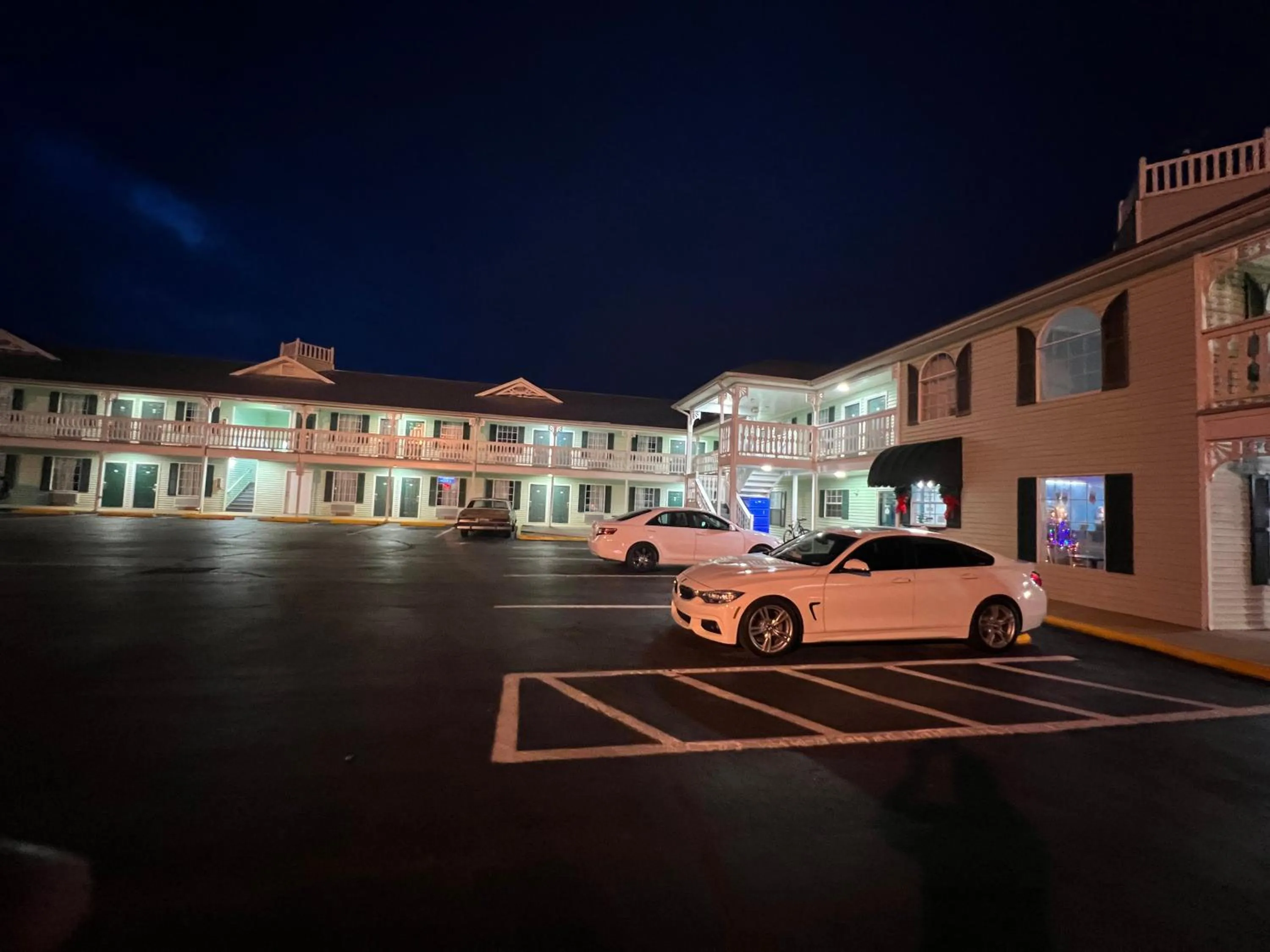 Property building in Key West Inn - Tuscumbia