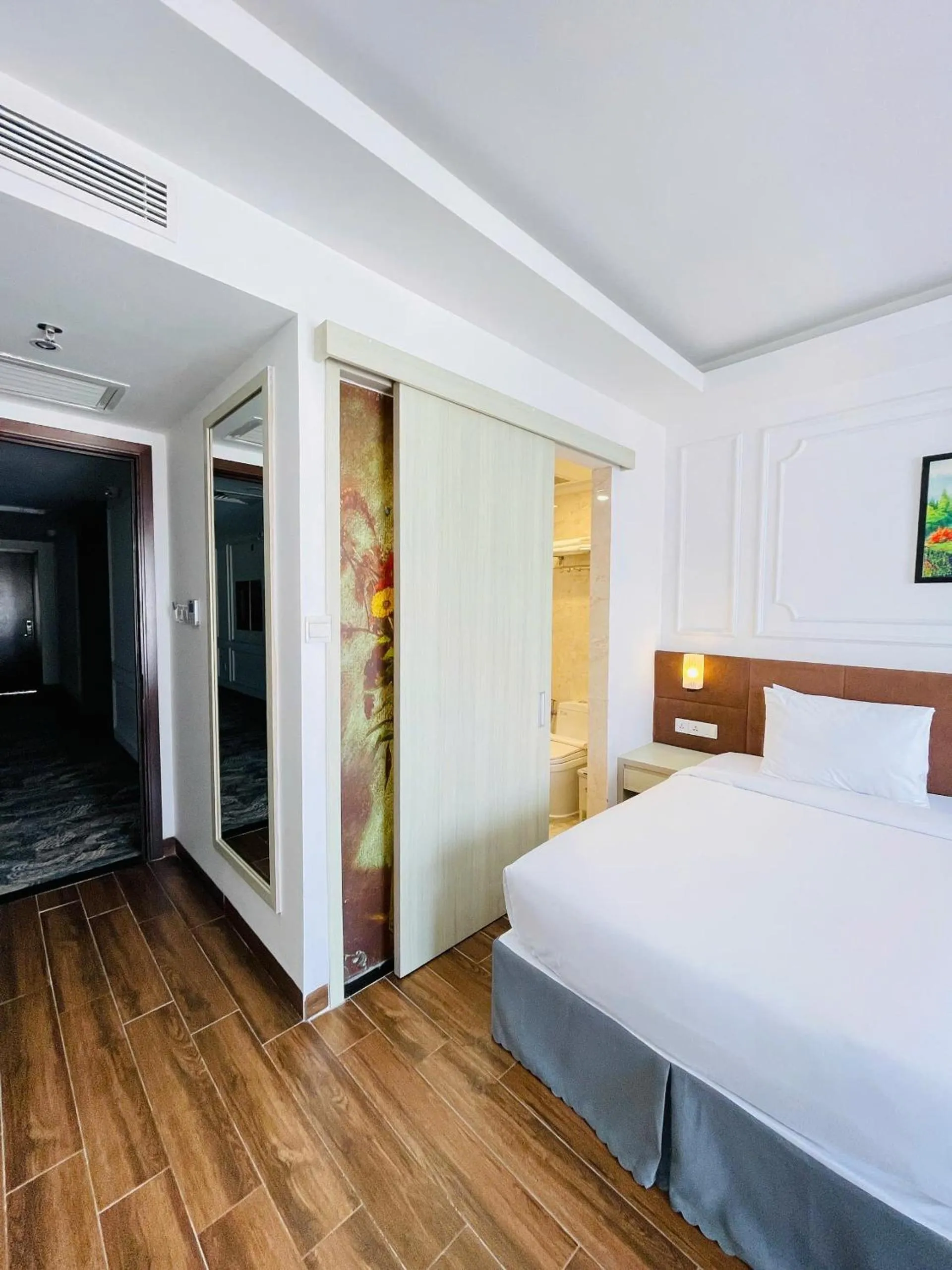 Photo of the whole room, Bed in Hon Chong Retreat Hotel