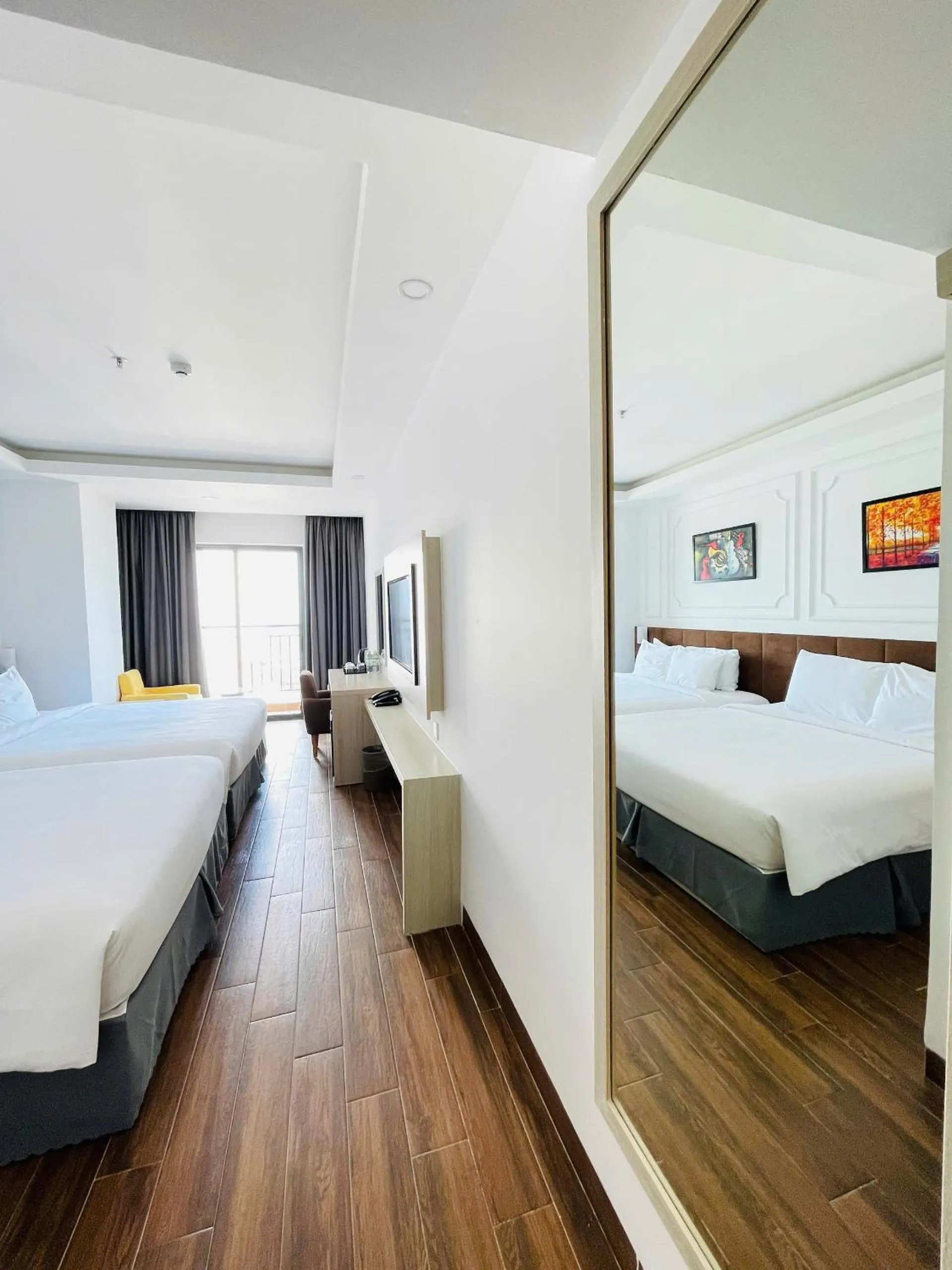 Photo of the whole room, Bed in Hon Chong Retreat Hotel