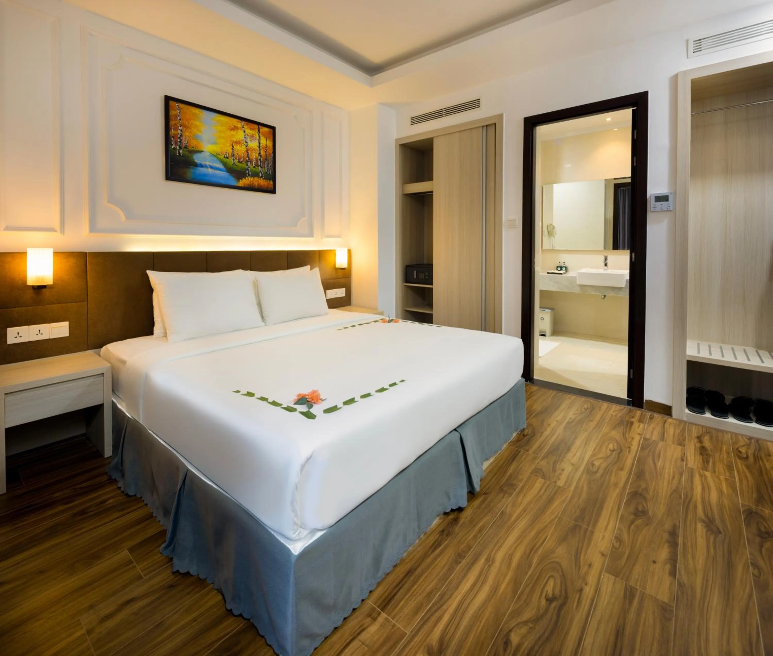 Bedroom, Bed in Hon Chong Retreat Hotel