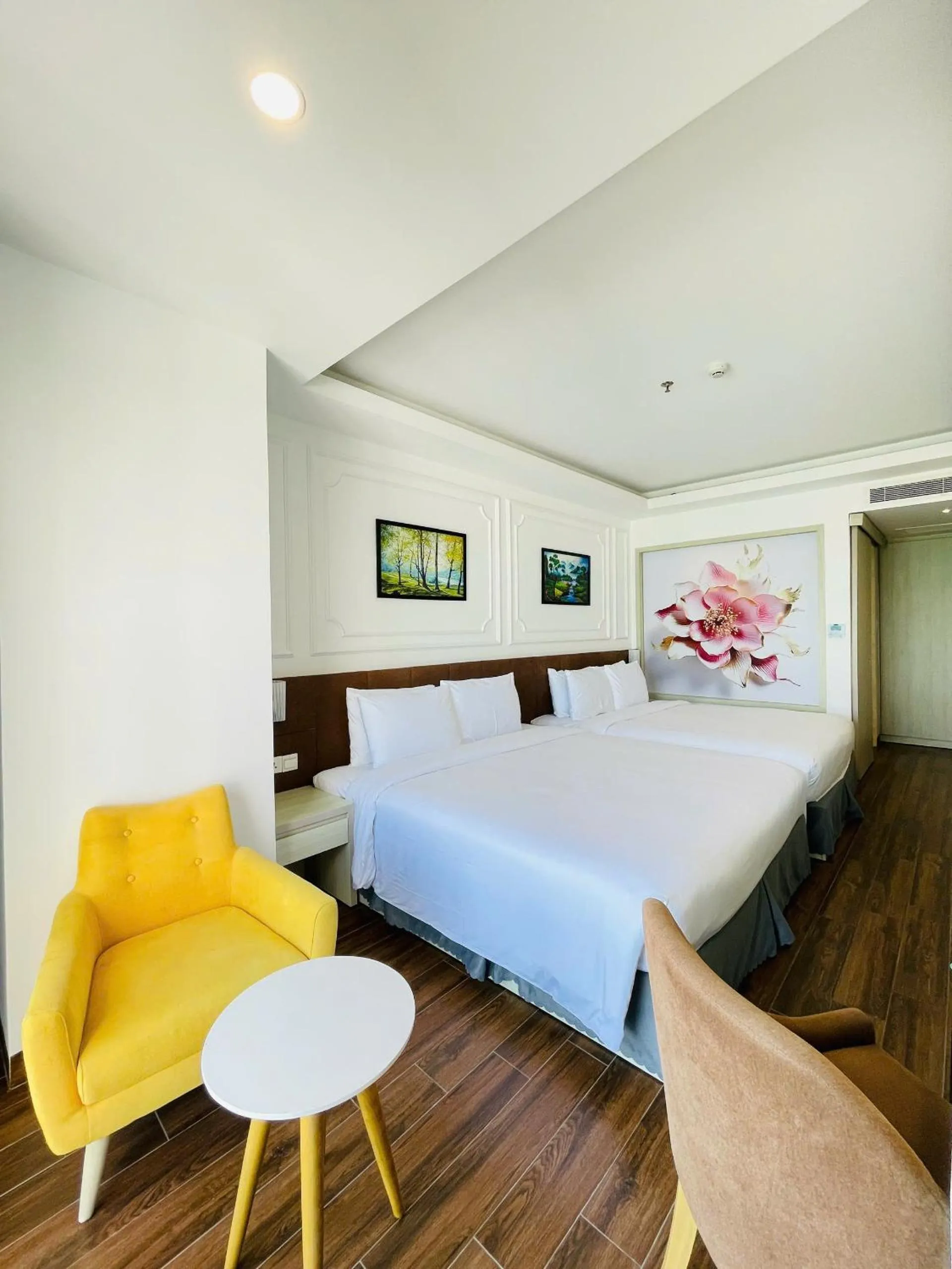 Photo of the whole room, Bed in Hon Chong Retreat Hotel