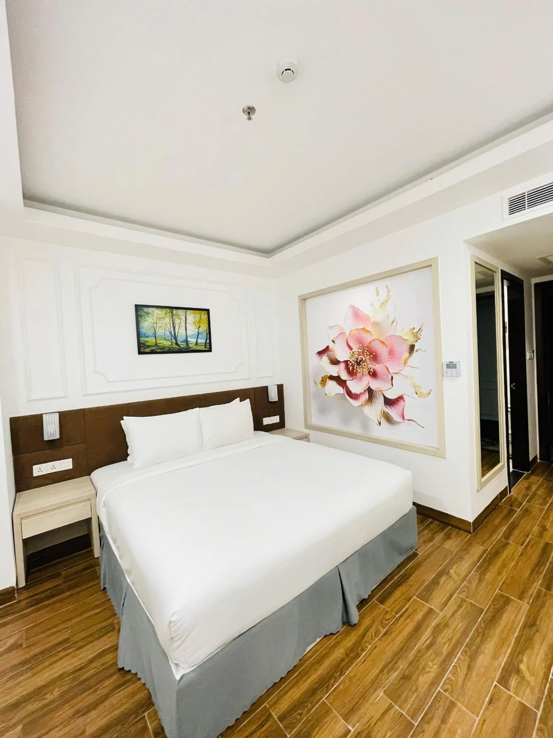 Property building, Bed in Hon Chong Retreat Hotel