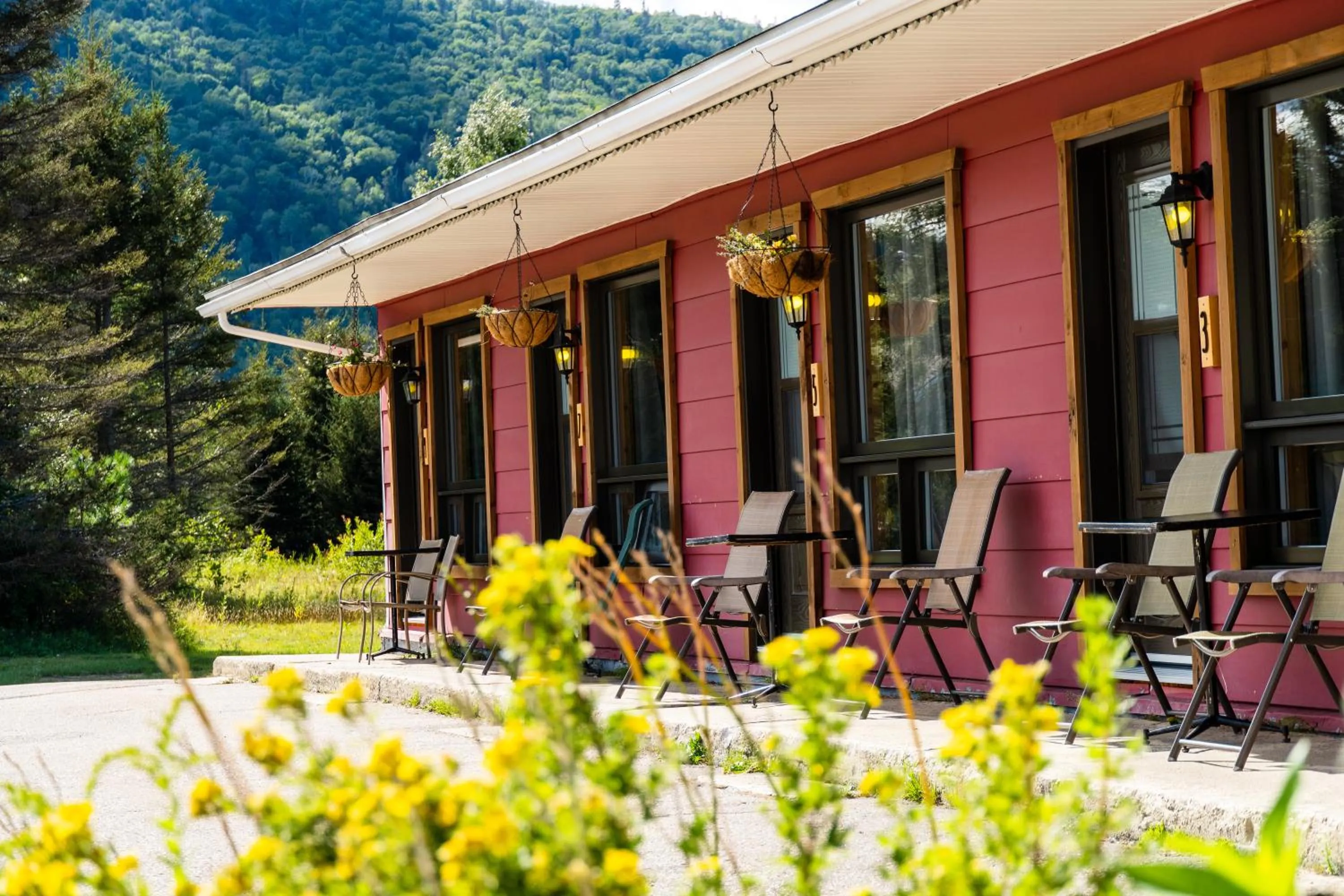 Property building in Auberge de Jeunesse Le Camp De Base