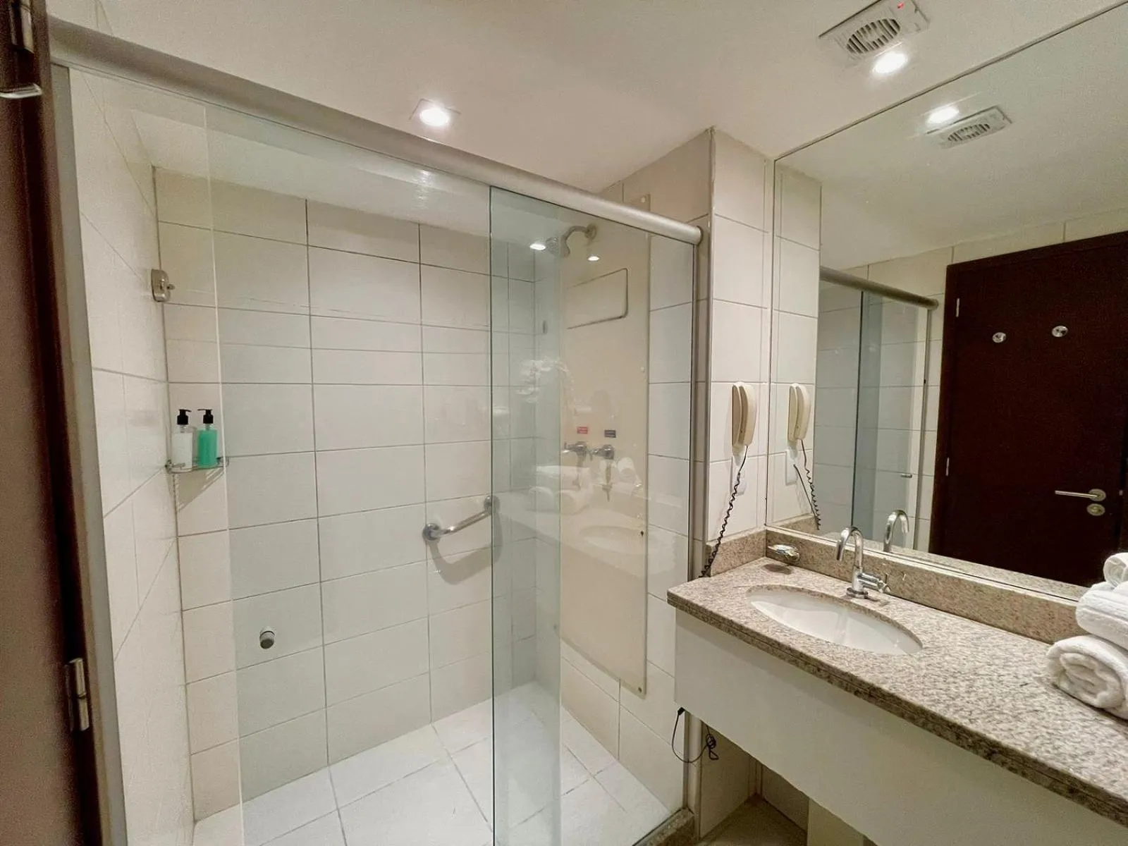 Shower in HY BEACH FLATS - INTERNATIONAL