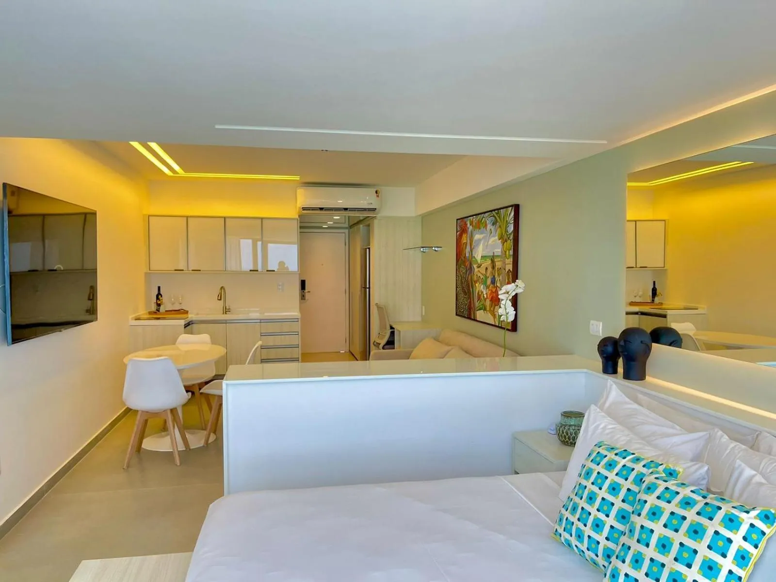 Living room, Bed in HY BEACH FLATS - INTERNATIONAL