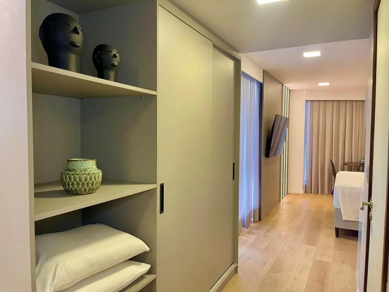 HY BEACH FLATS - INTERNATIONAL