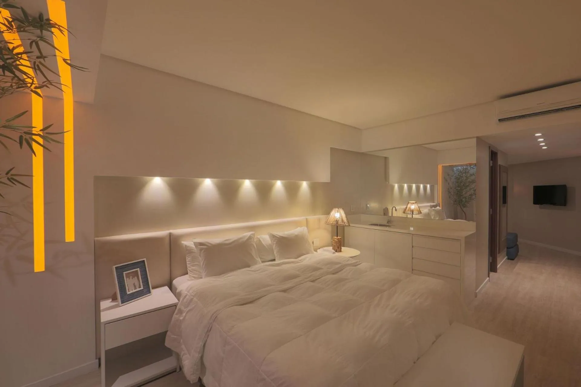 Bedroom, Bed in HY BEACH FLATS - INTERNATIONAL