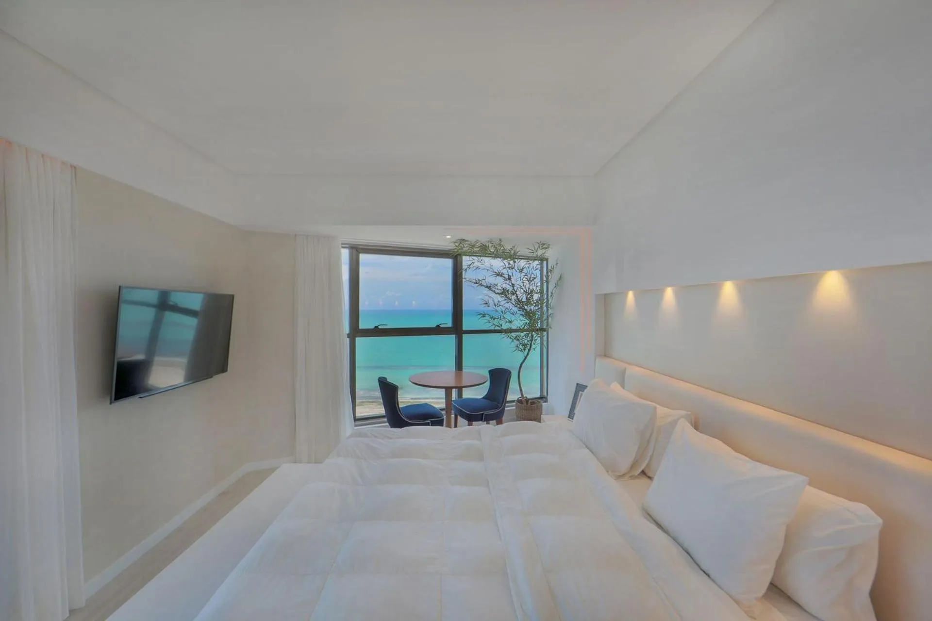 Bedroom, Bed in HY BEACH FLATS - INTERNATIONAL
