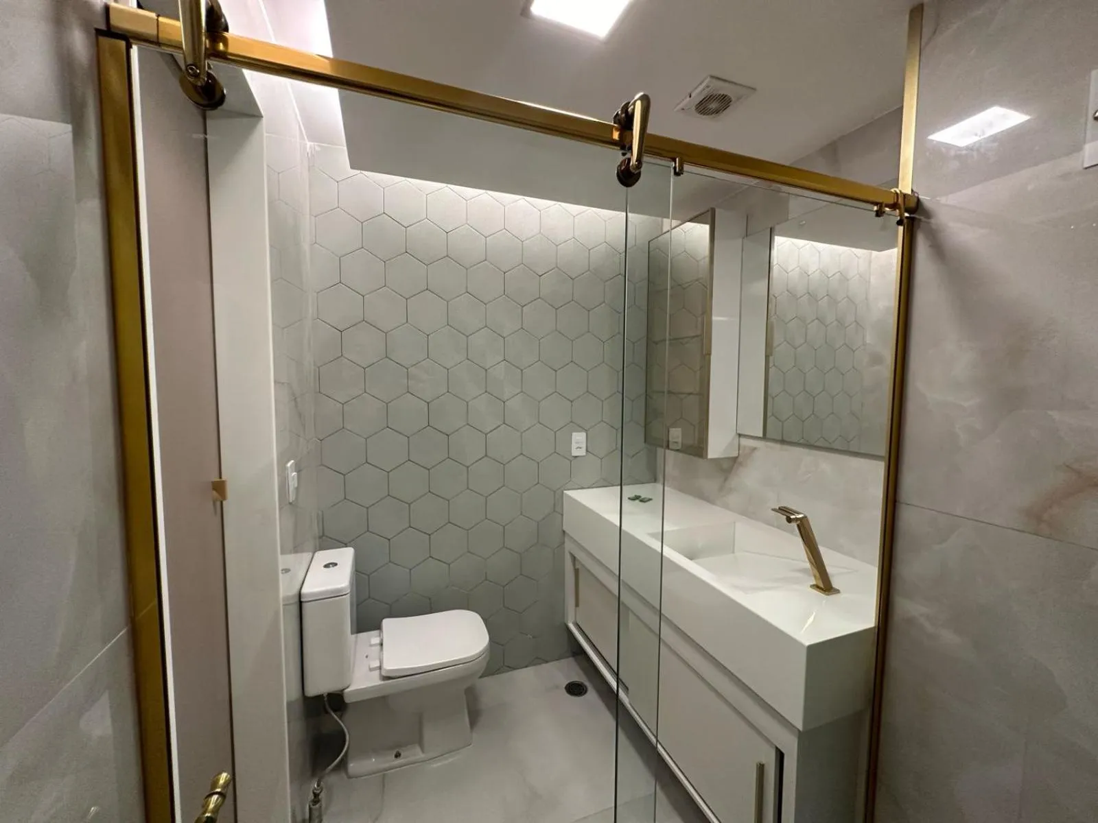 Shower in HY BEACH FLATS - INTERNATIONAL