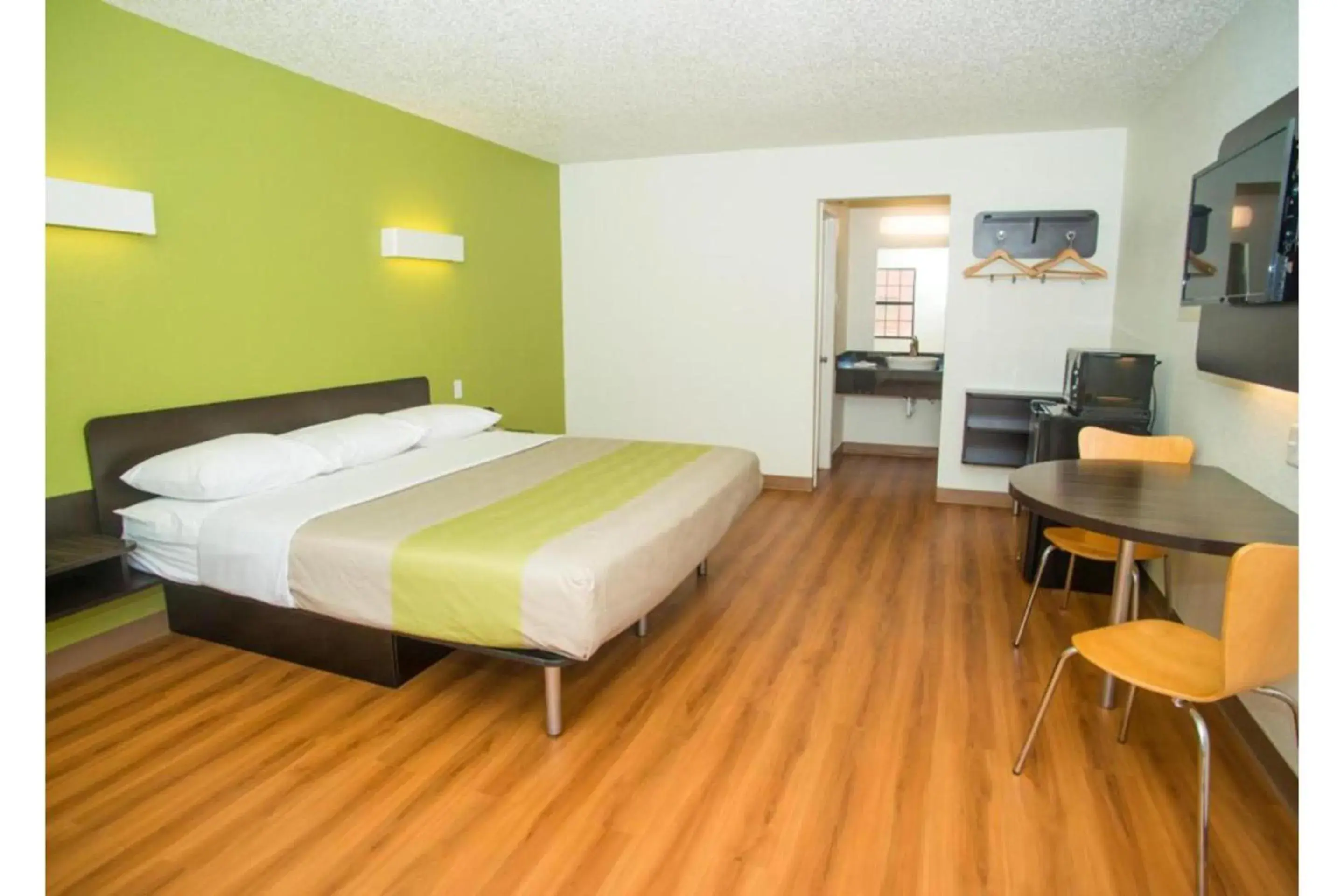 King Room - Non-Smoking in Motel 6-Palestine, TX King Room - Non-Smoking in Motel 6-Palestine, TX