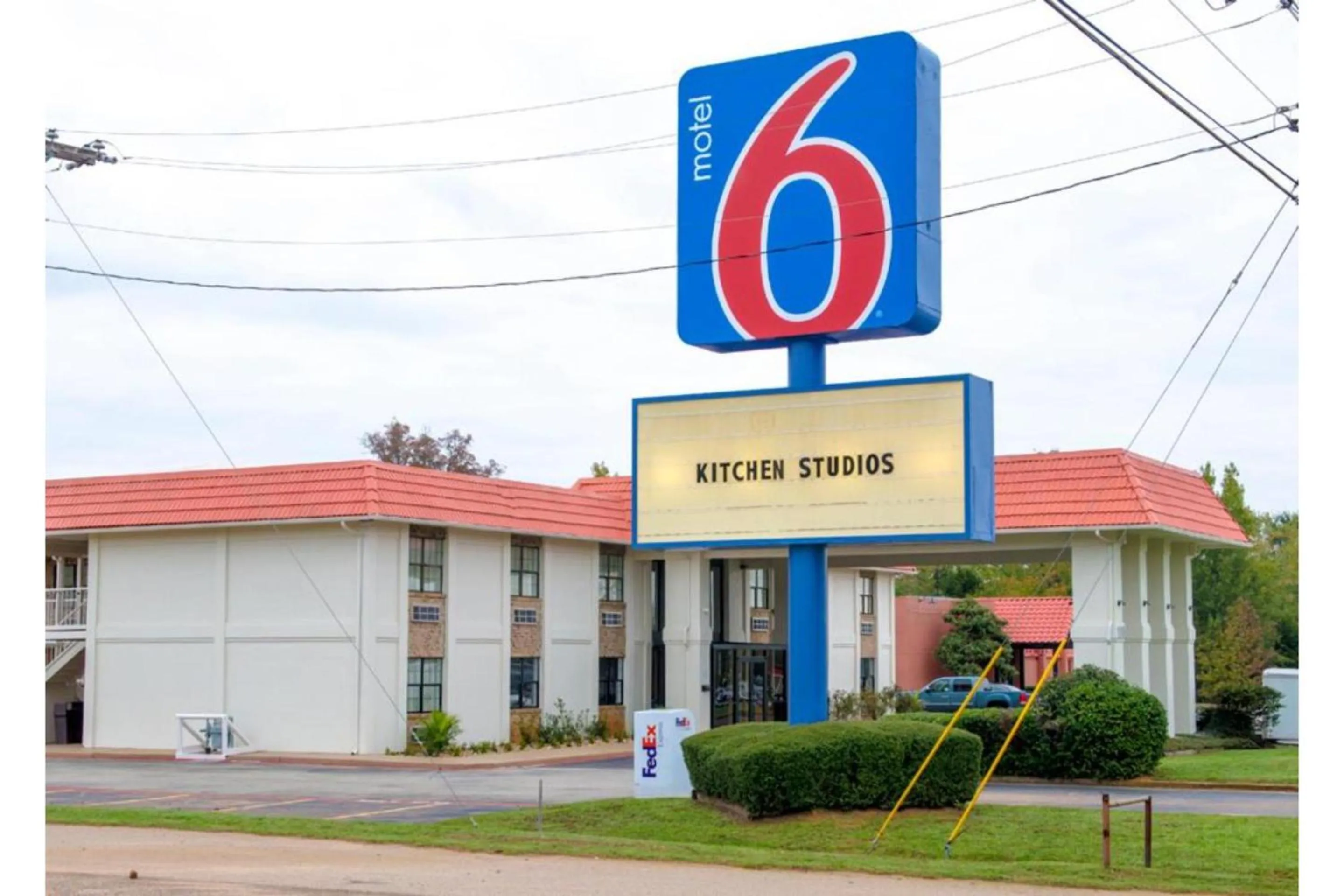 Facade/entrance in Motel 6-Palestine, TX