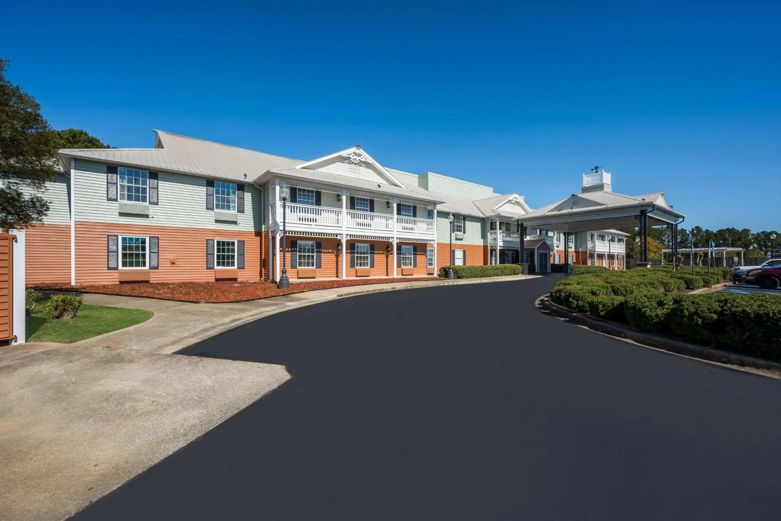 Property building in SureStay Hotel By Best Western Tuscaloosa Southeast