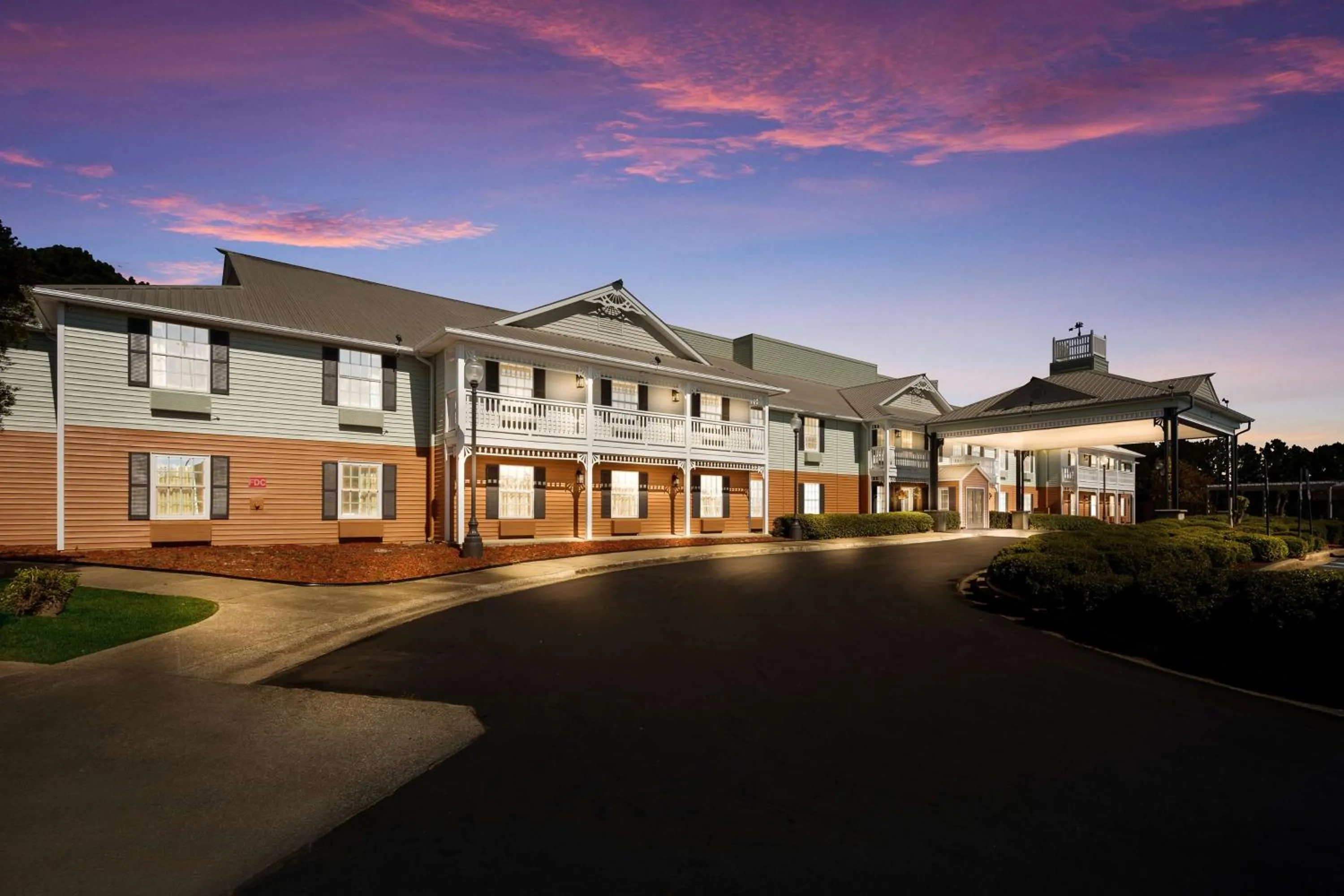 Property building in SureStay Hotel By Best Western Tuscaloosa Southeast