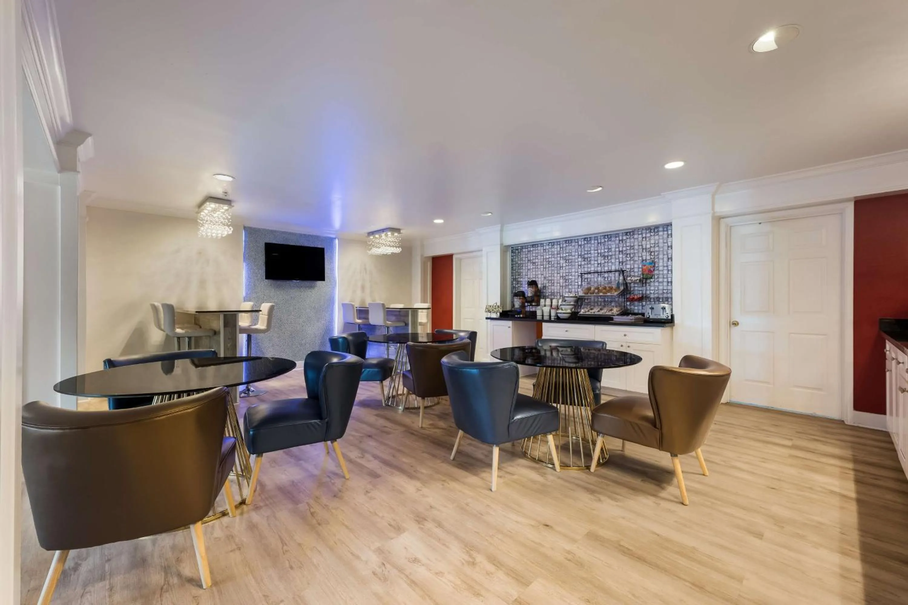 Breakfast in SureStay Hotel By Best Western Tuscaloosa Southeast