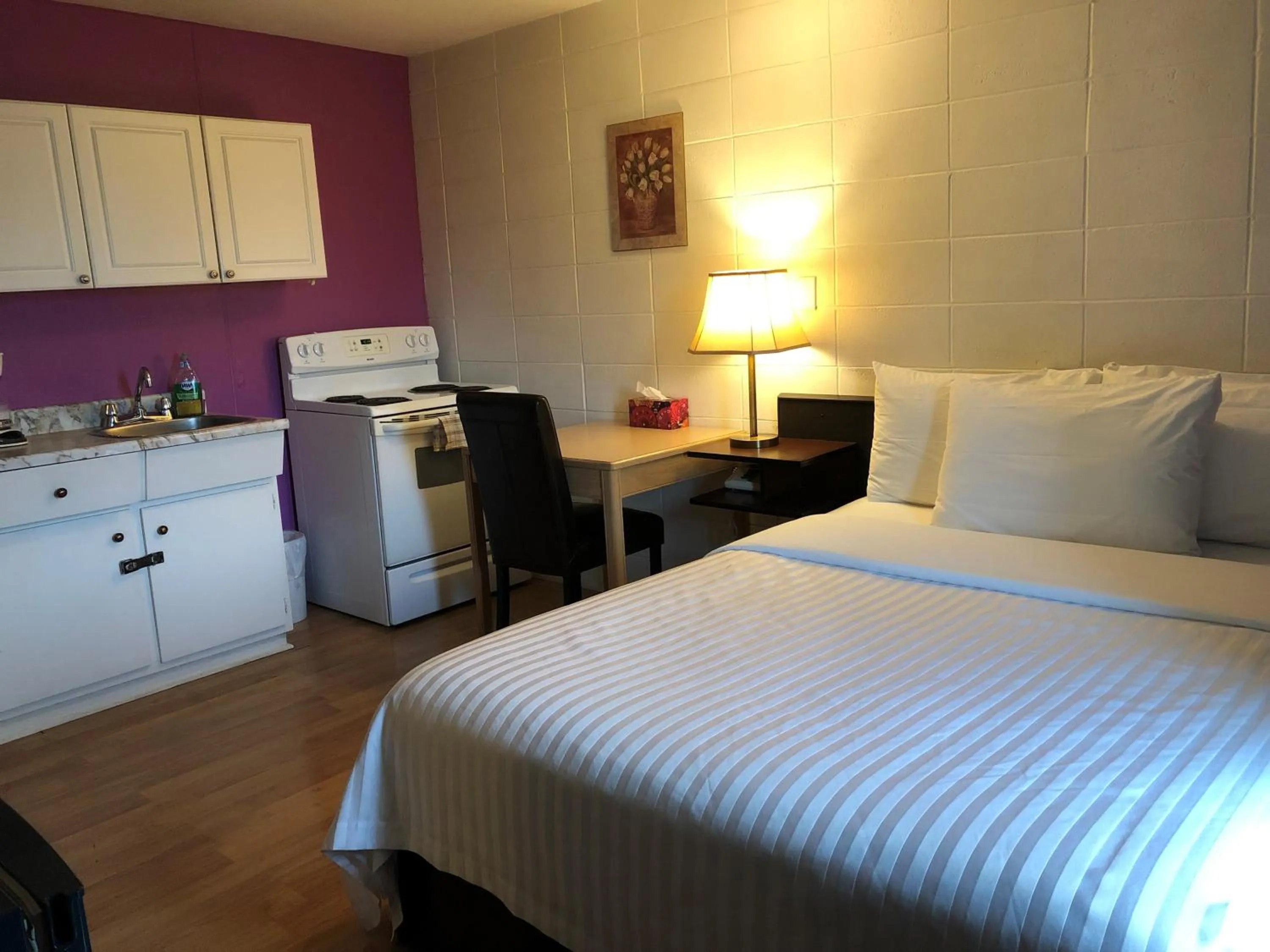 Kitchen or kitchenette, Bed in Holiday House Motel