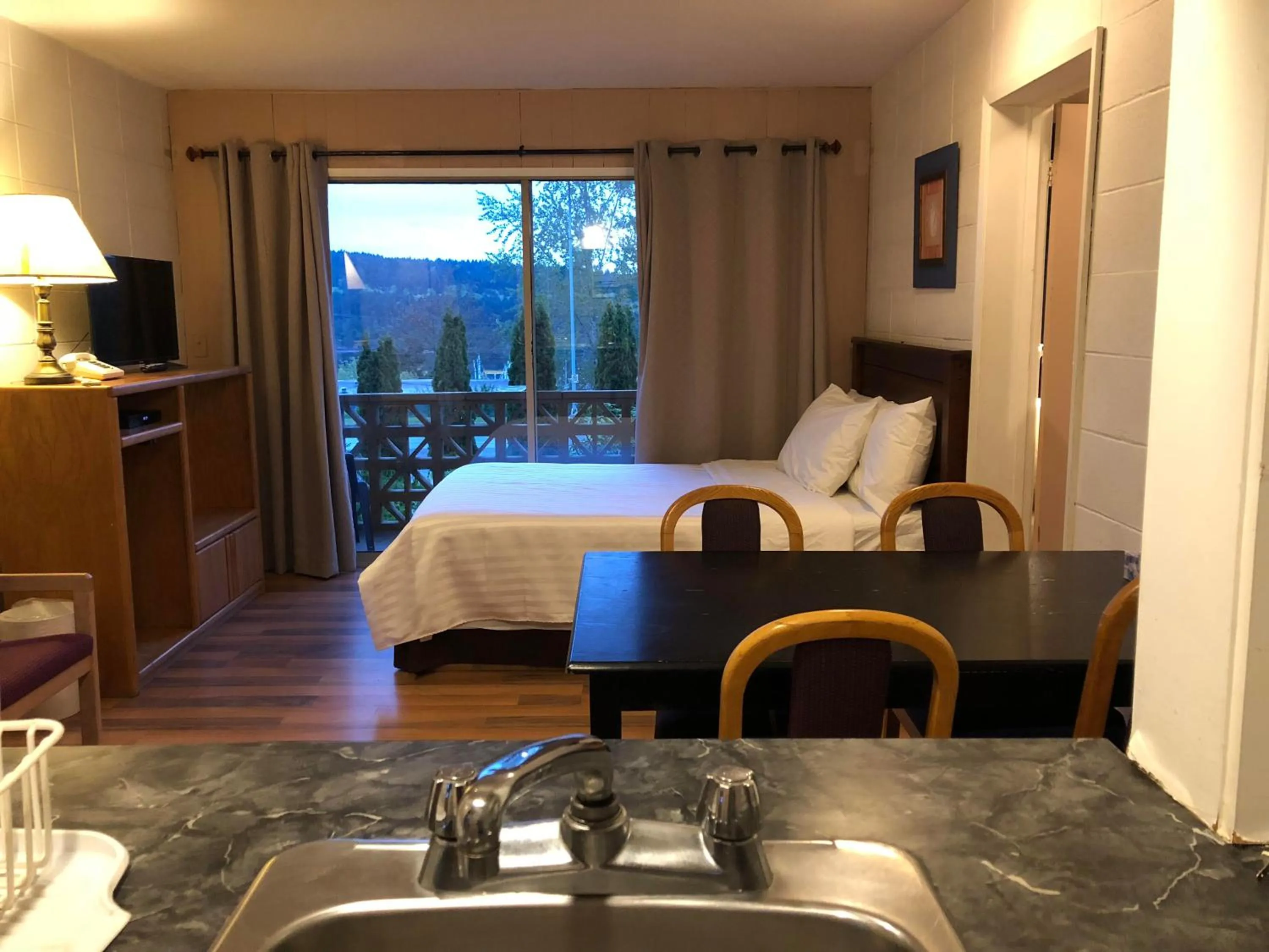 Kitchen or kitchenette, Bed in Holiday House Motel