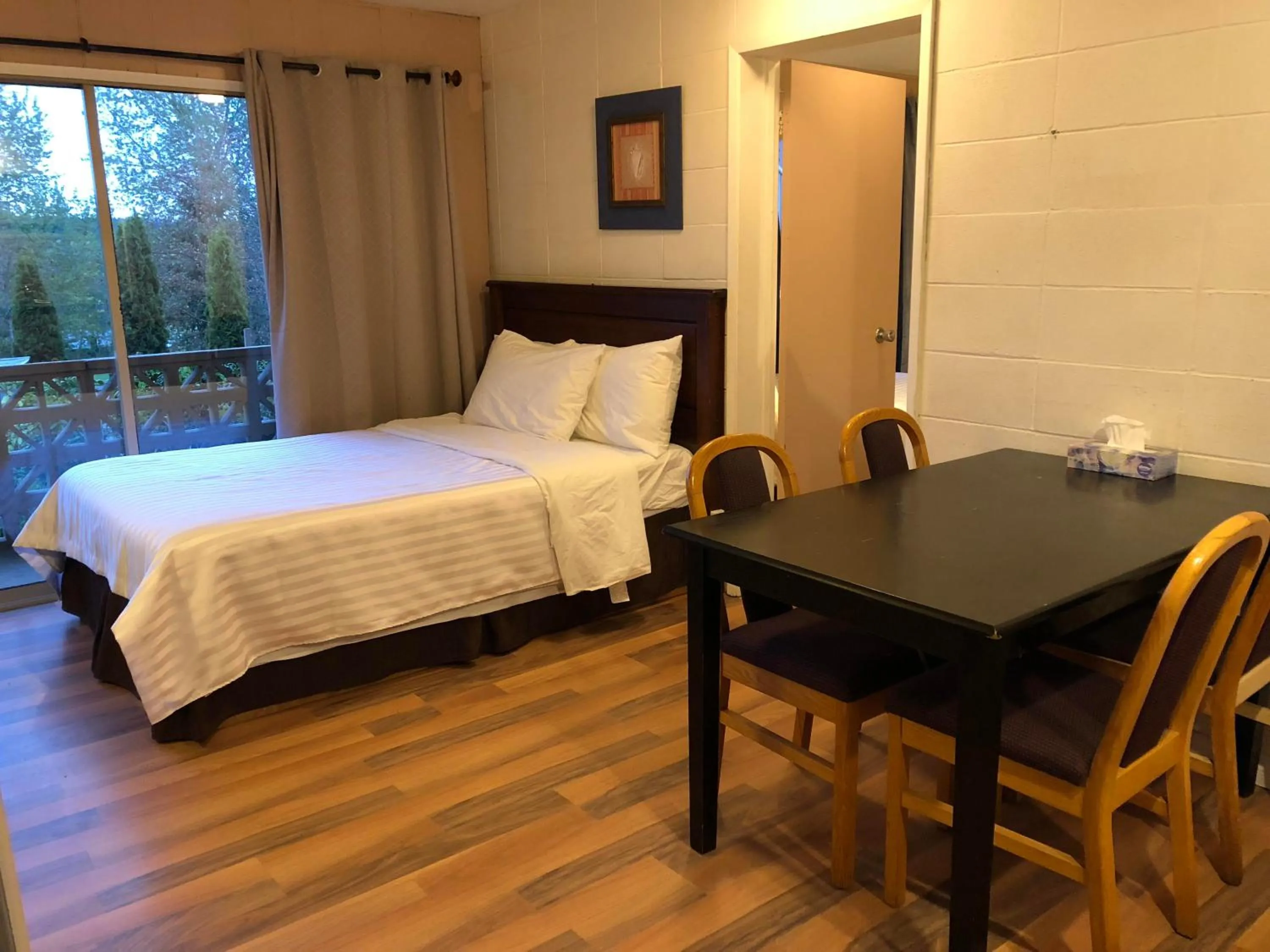 Bedroom, Bed in Holiday House Motel