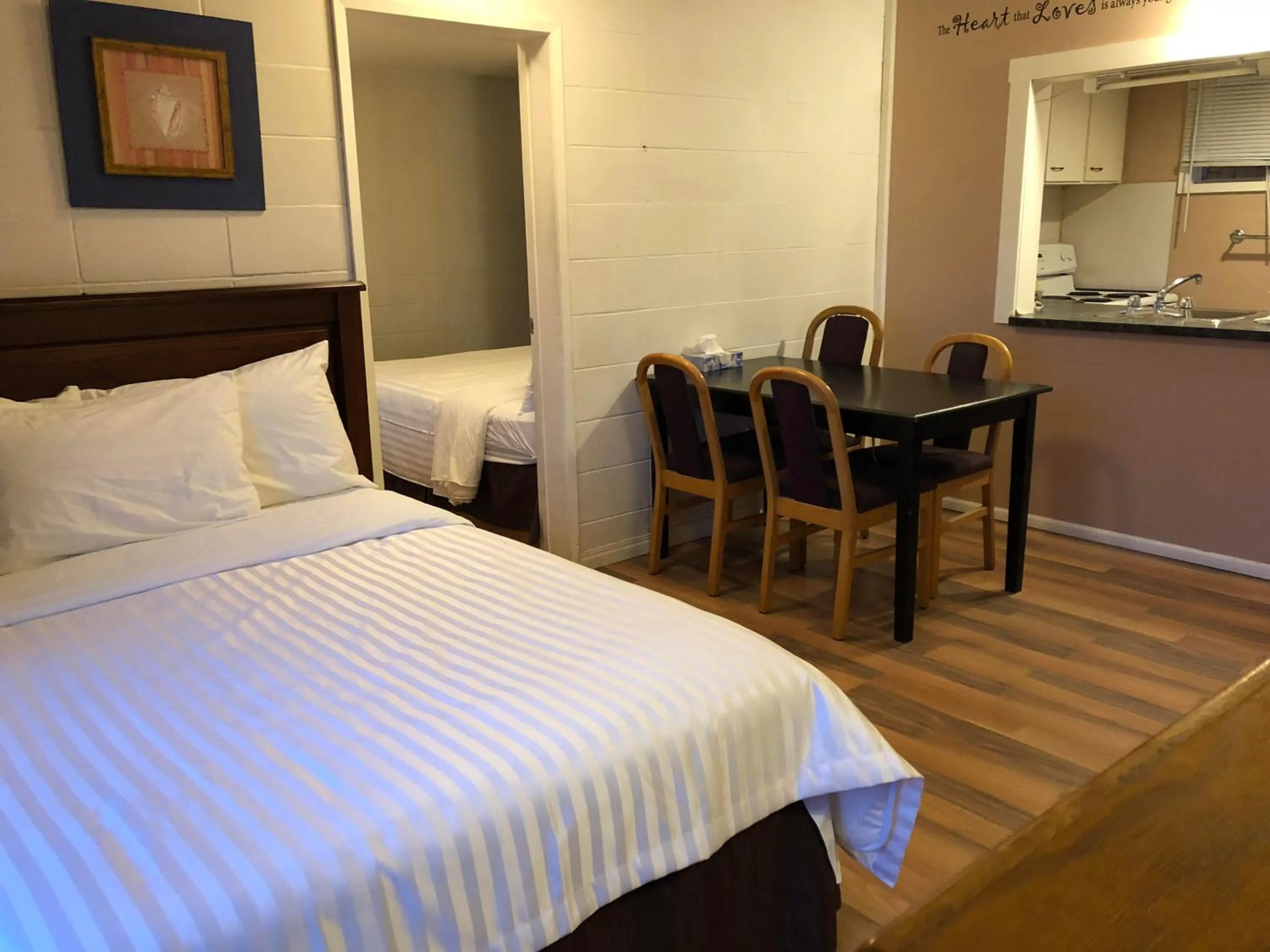 Dining area, Bed in Holiday House Motel