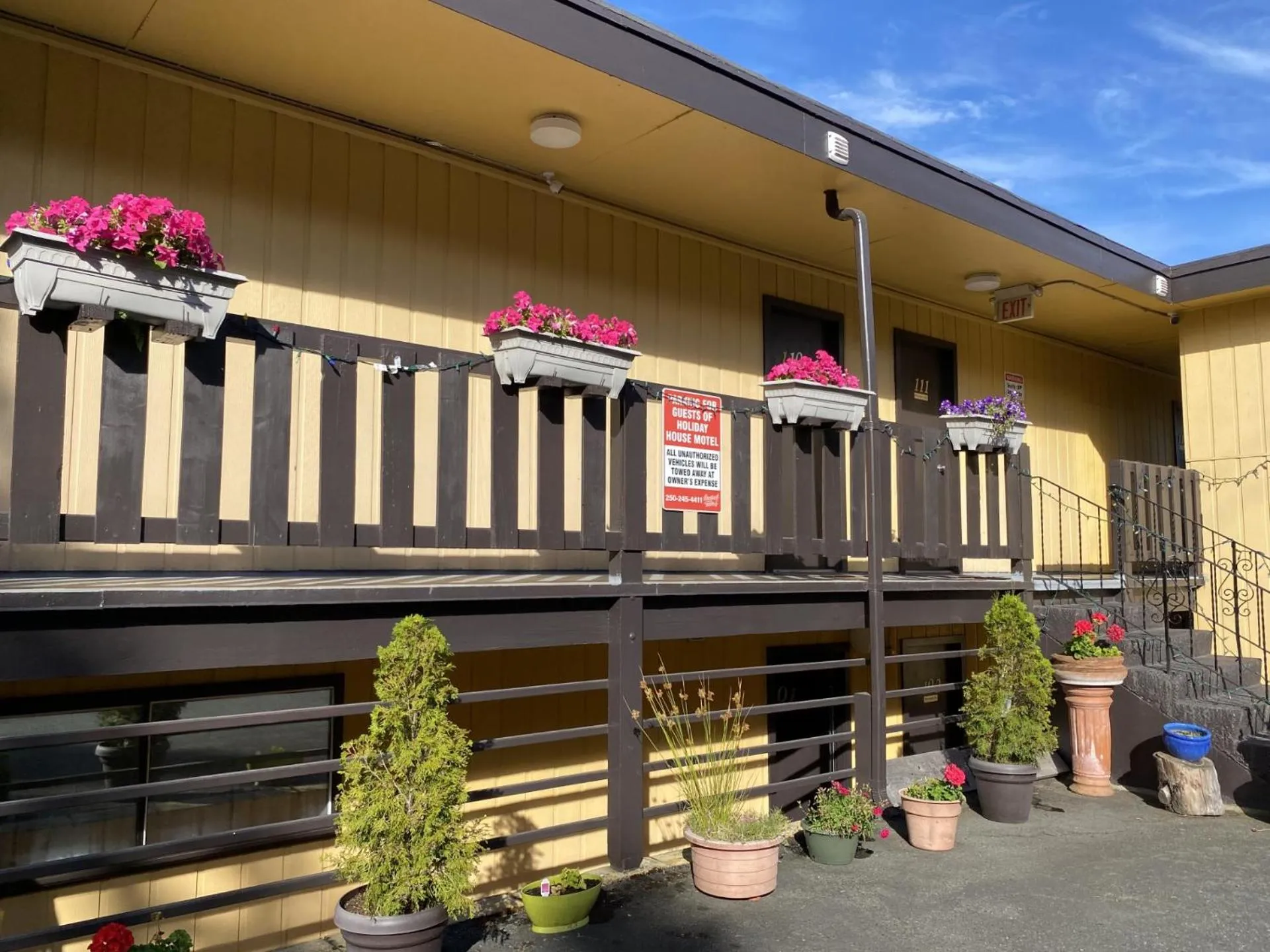 Property building in Holiday House Motel