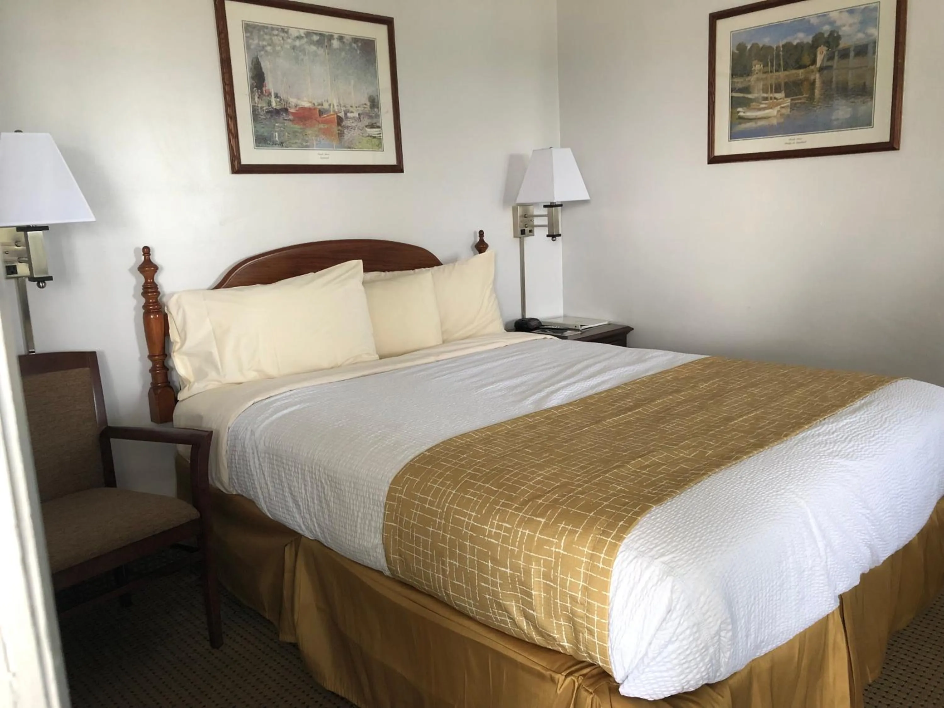 Bedroom, Bed in Travelodge by Wyndham Cape Cod Area