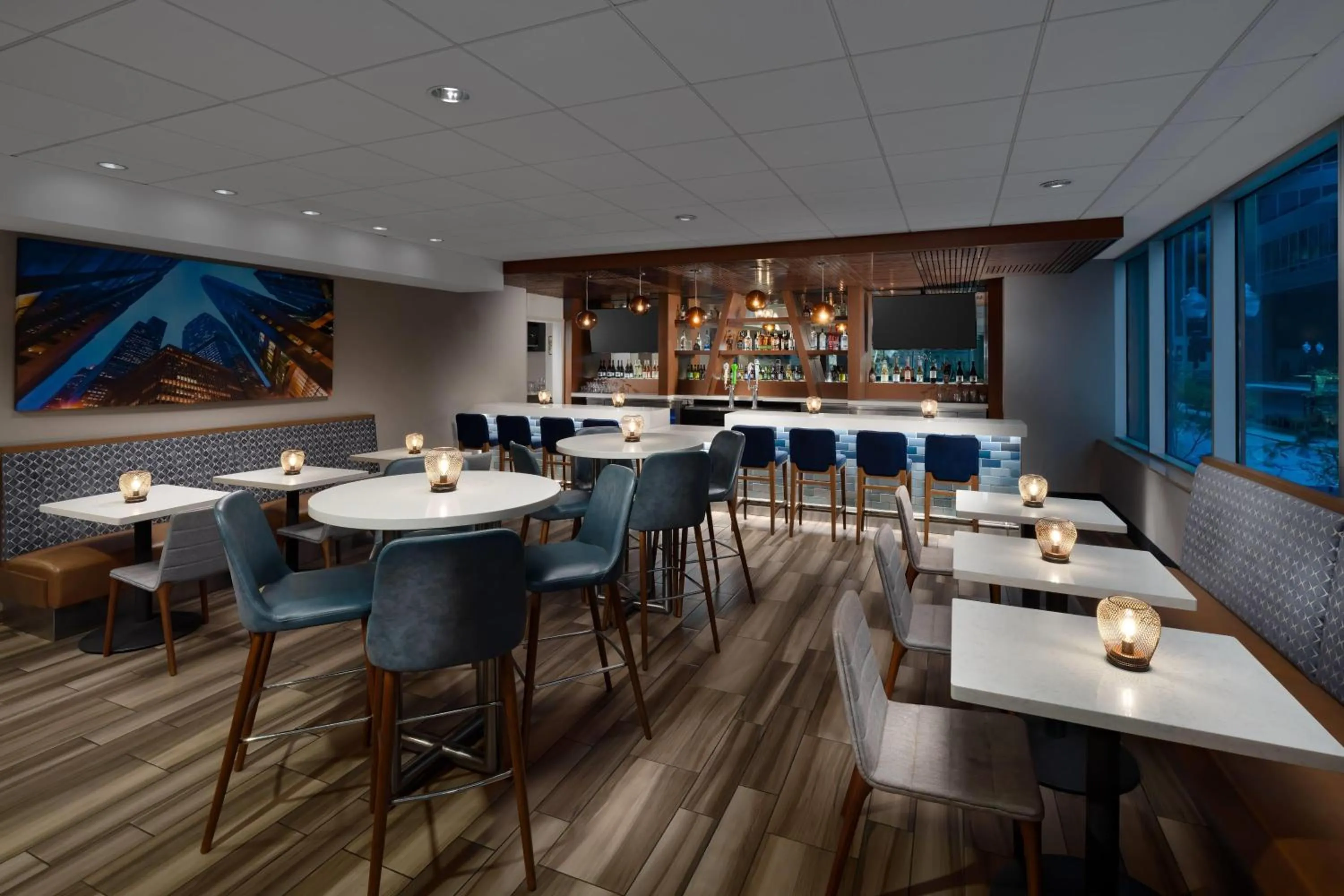 Lounge or bar in La Quinta by Wyndham Chicago Downtown