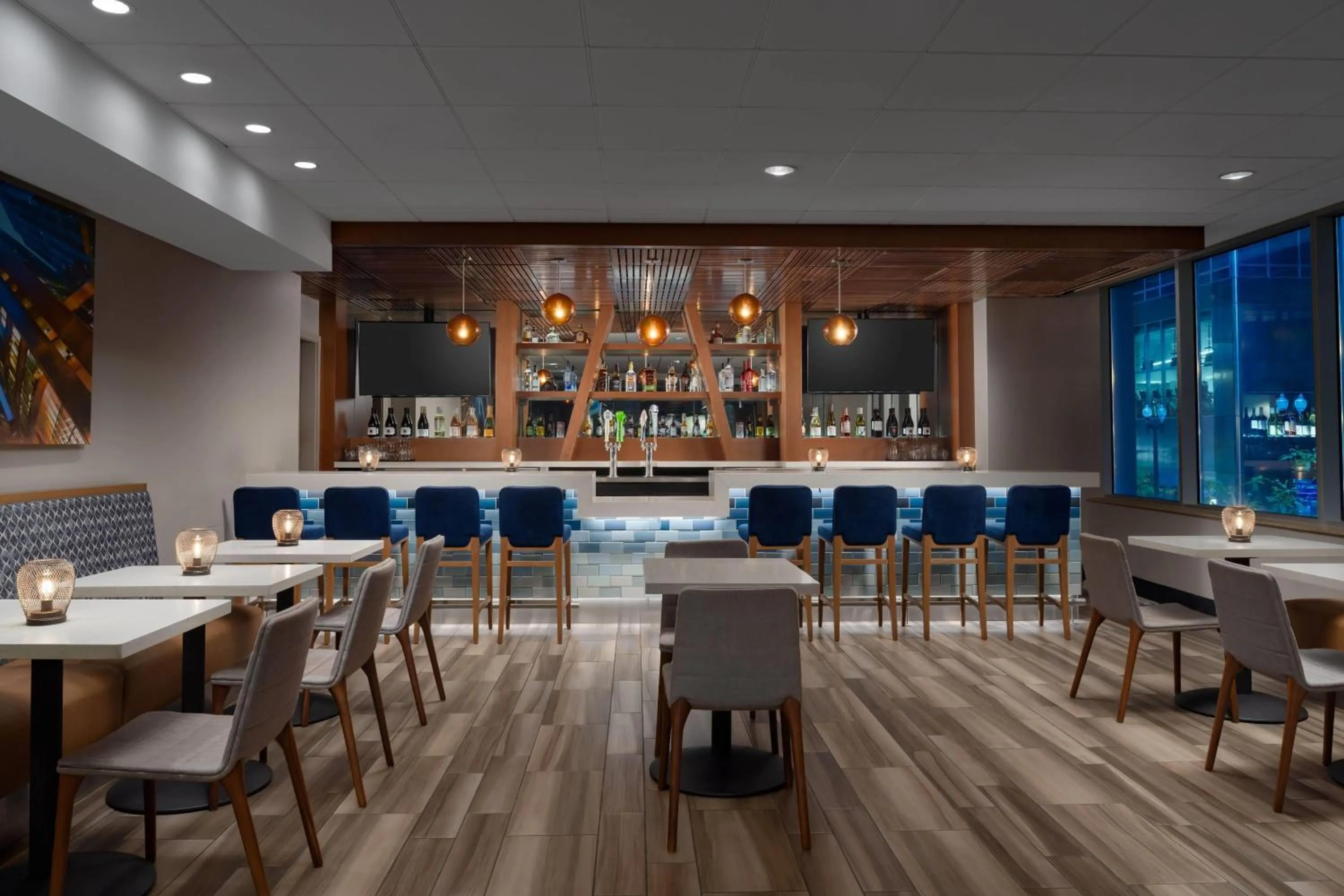 Lounge or bar in La Quinta by Wyndham Chicago Downtown