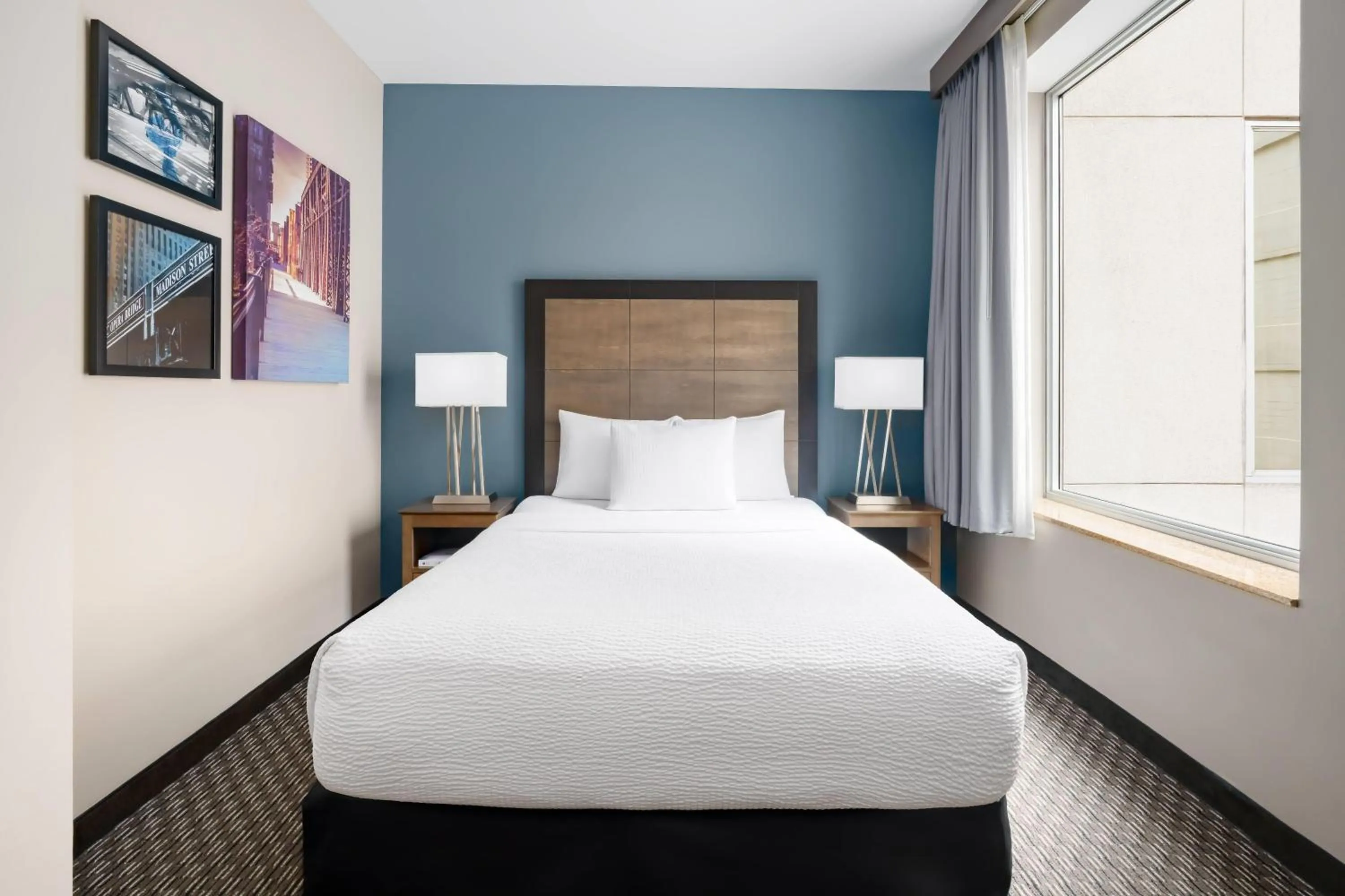 Photo of the whole room, Bed in La Quinta by Wyndham Chicago Downtown