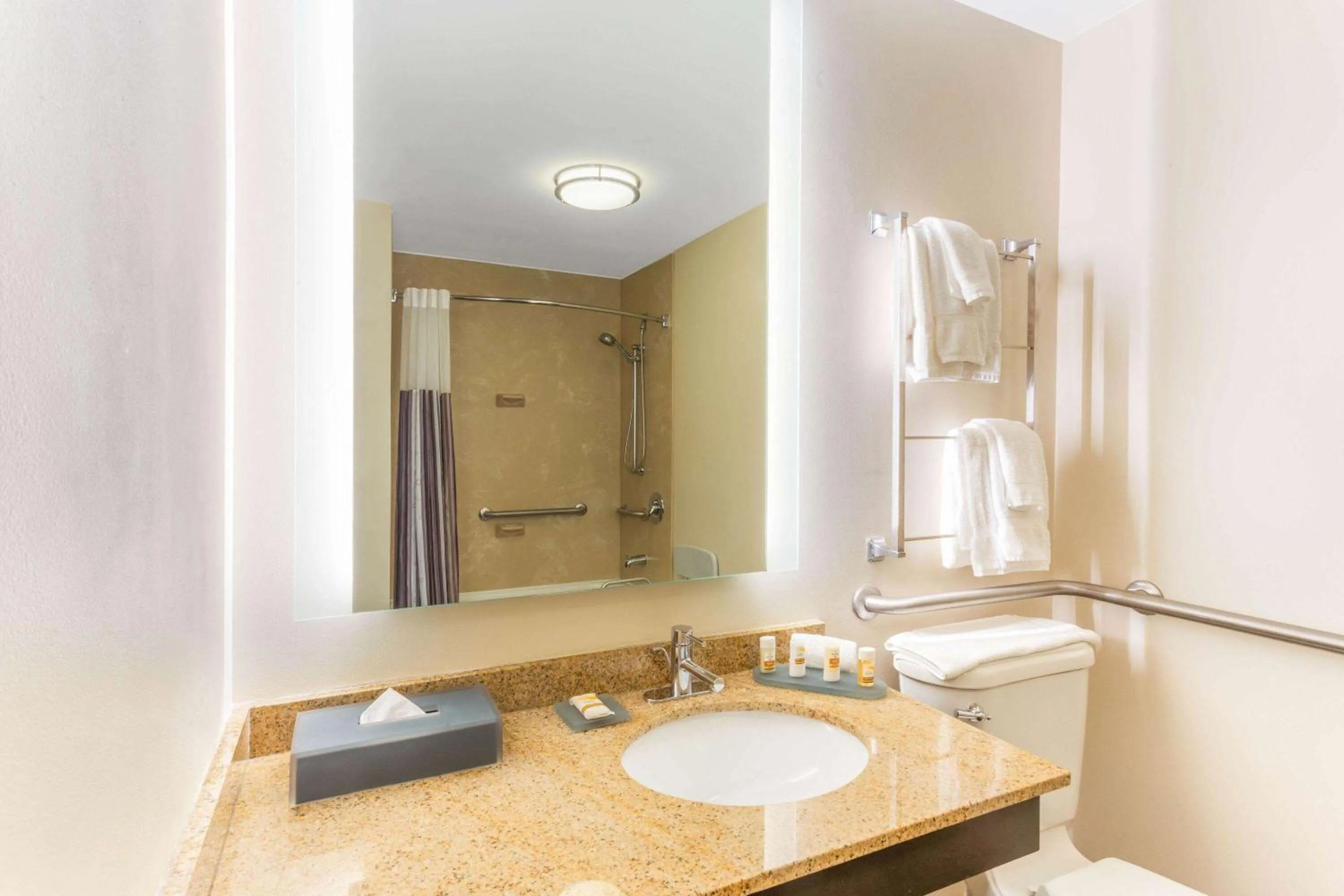 Bathroom in La Quinta by Wyndham Chicago Downtown